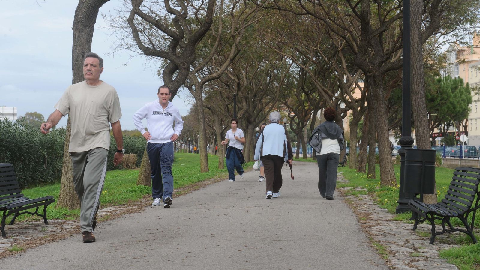 Gente haciendo deporte en el Parque del Oeste Gente haciendo deporte en el Parque del Oeste