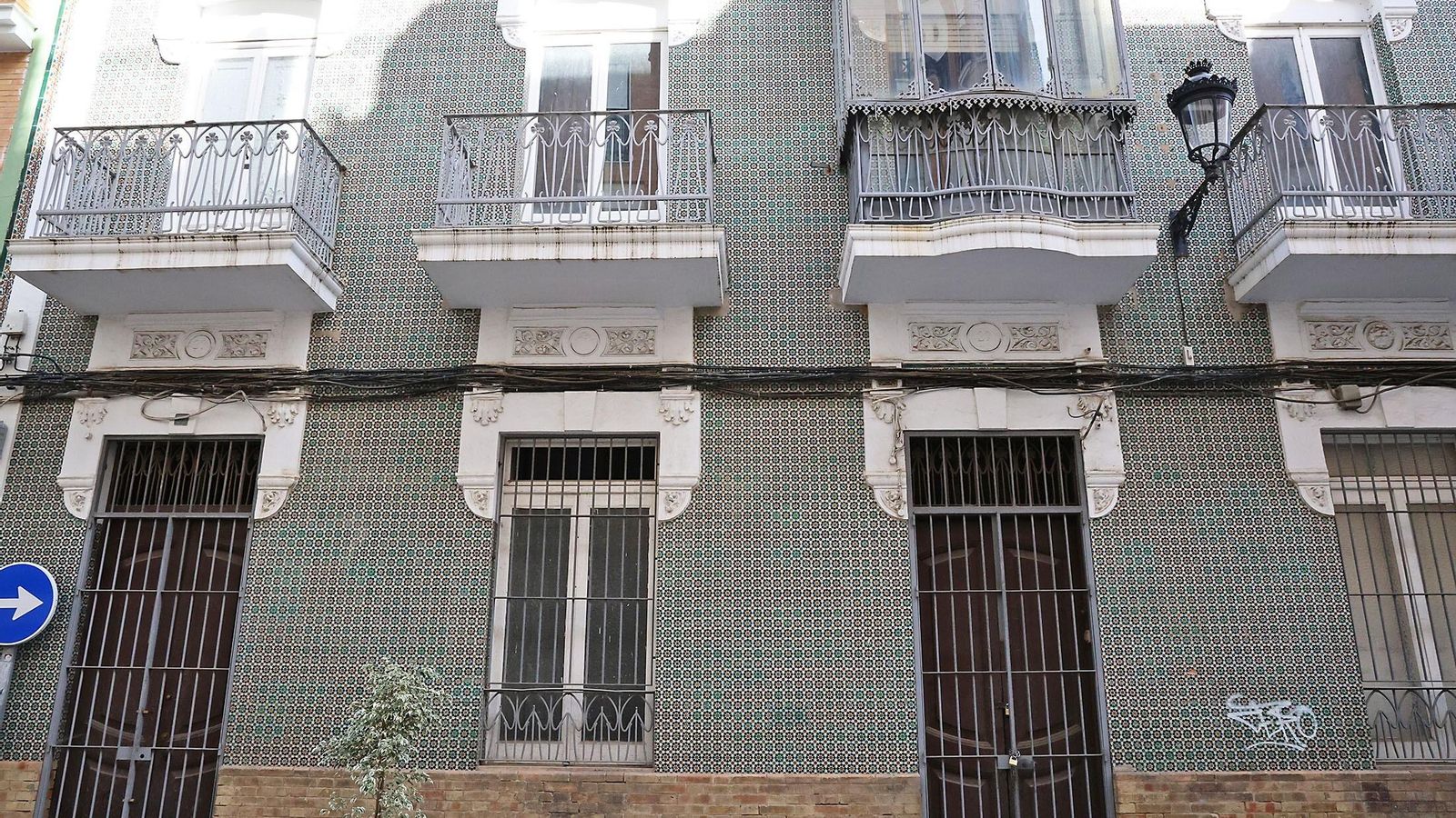 Edificio ubicado en la calle Rico, número 34. Edificio ubicado en la calle Rico, número 34.
