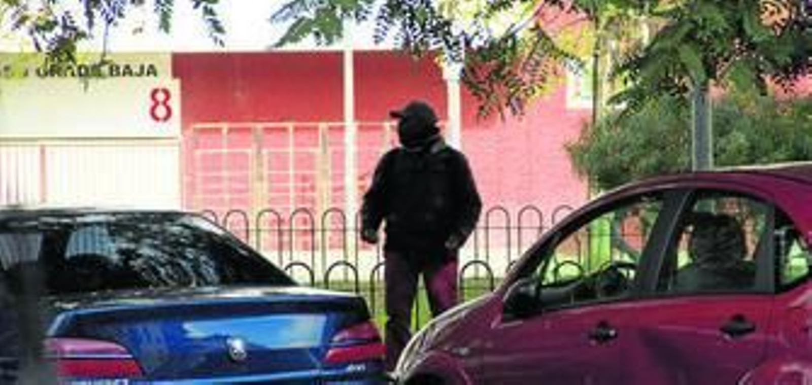 Un aparcacoches de origen africano, en las inmediaciones del estadio Ramón Sánchez Pizjuán.