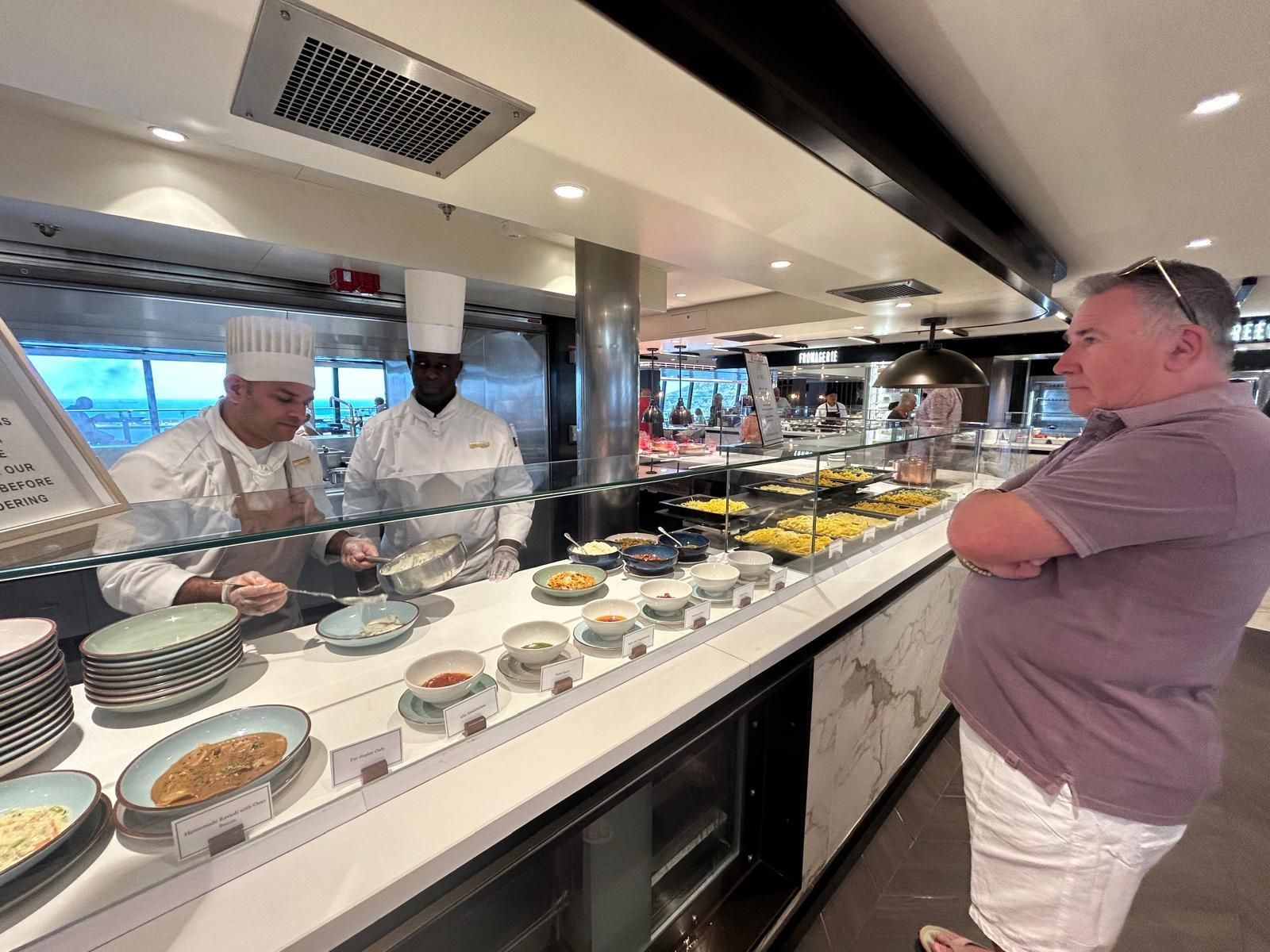 Navieras como Explora Journeys son muy exigentes a la hora de seleccionar la tripulación de sus cruceros.