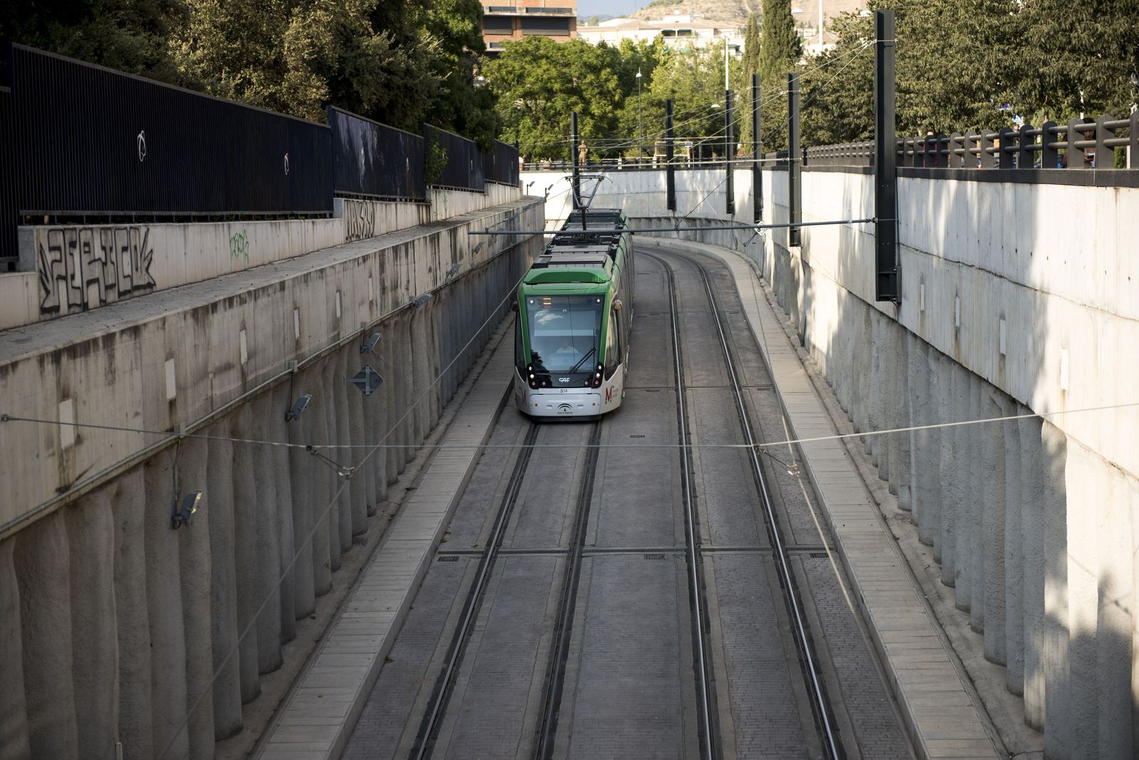 Un tren del Metro baja la rampa de acceso al túnel de la actual Línea 1
