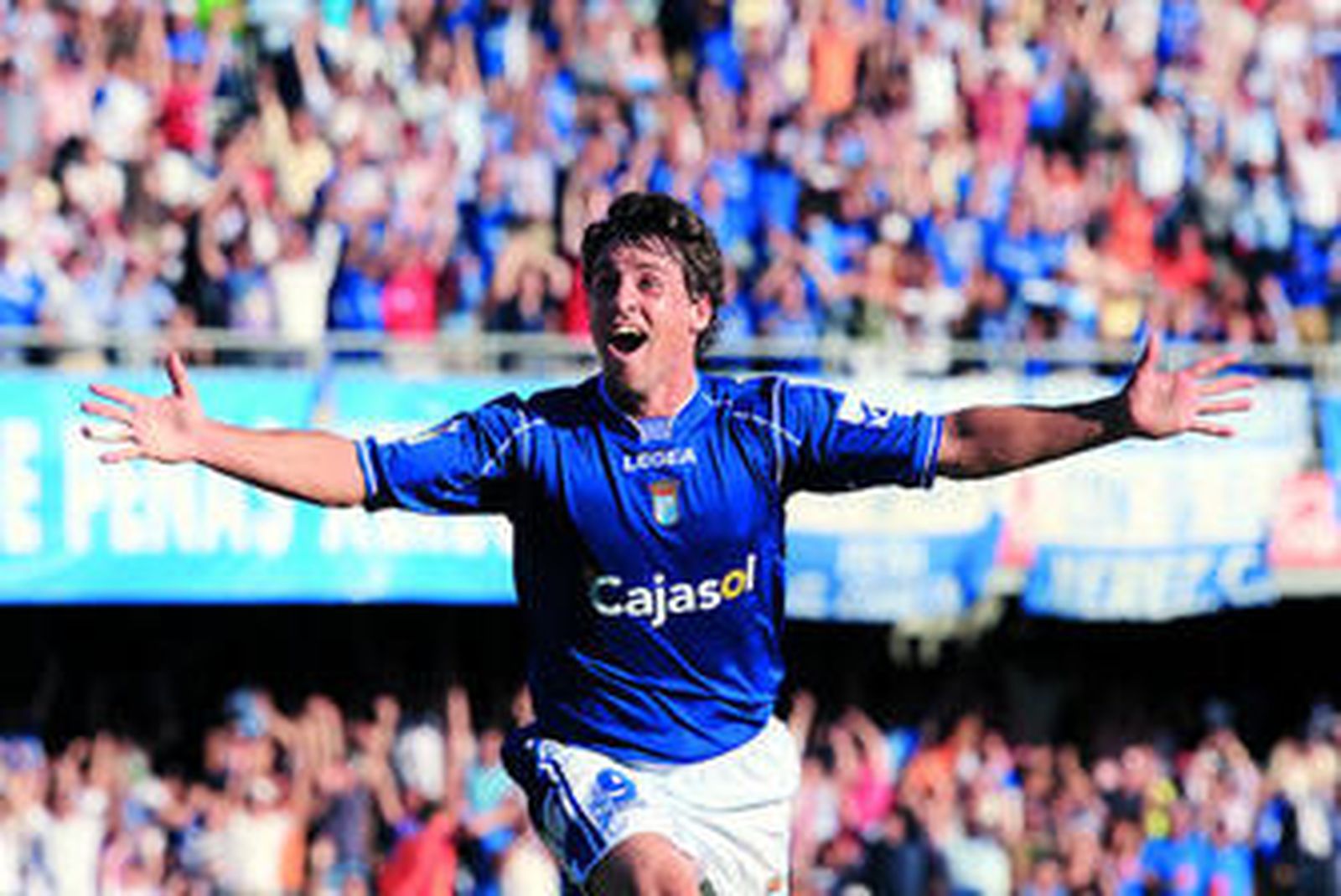 Bermejo celebra su gol, el de la victoria y medio ascenso.