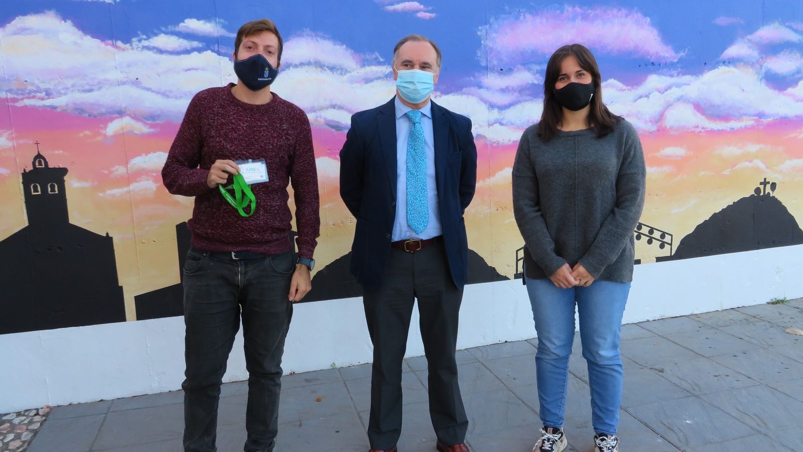 El delegado de Empleo en Huelva, con dos de las personas que participan en el proyecto.
