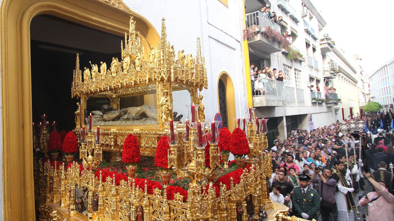 El Santo Entierro saliendo de la Iglesia de San Gregorio.