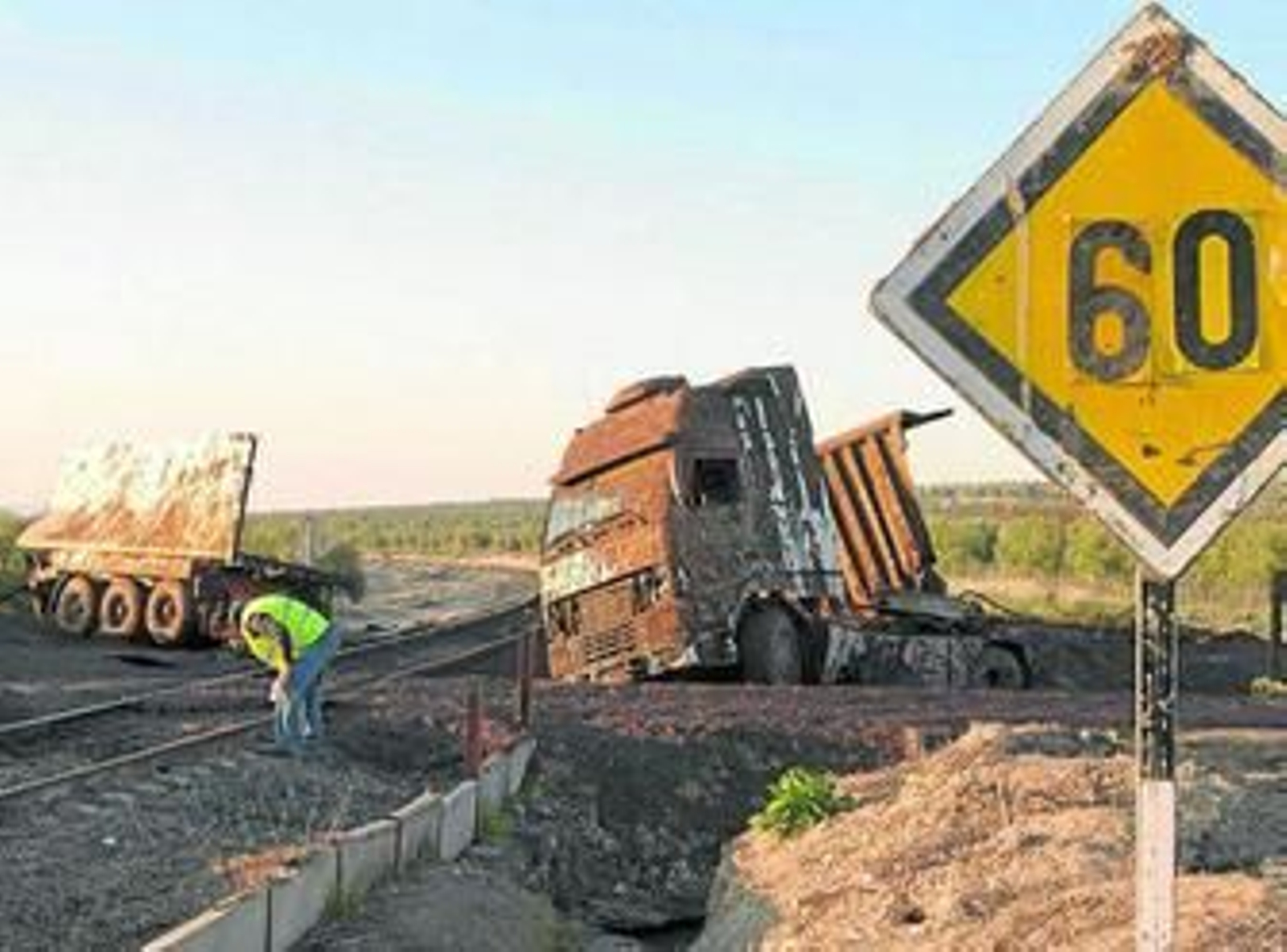 El camión fue arrollado por el tren a escasa distancia de la localidad sevillana de Gilena.