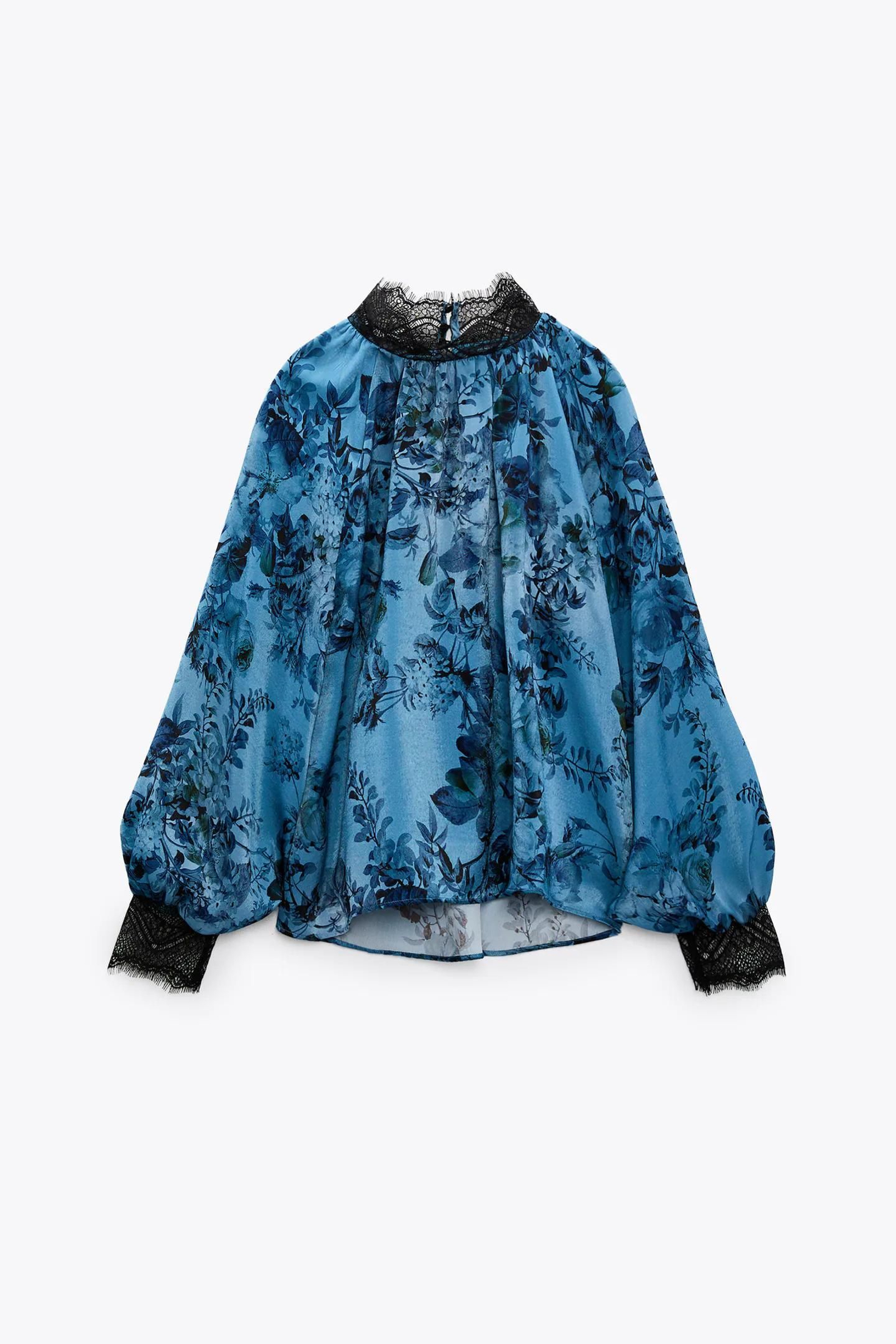 Blusa de Zara con encajes y estampado floral.