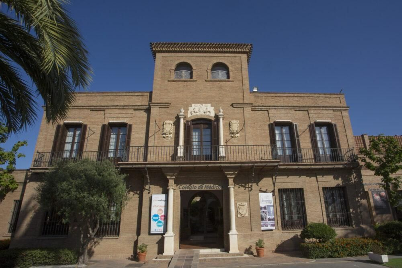Fachada del Colegio de Médicos de Málaga.