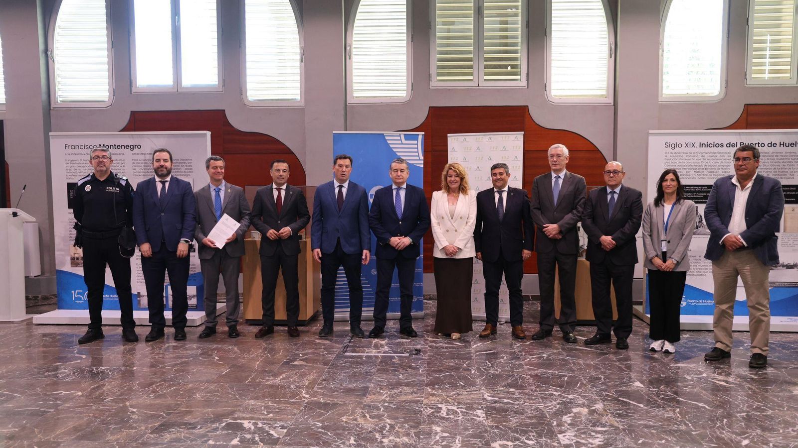 Foto de familia antes de la firma del convenio entre el Puerto de Huelva y el servicio 112.