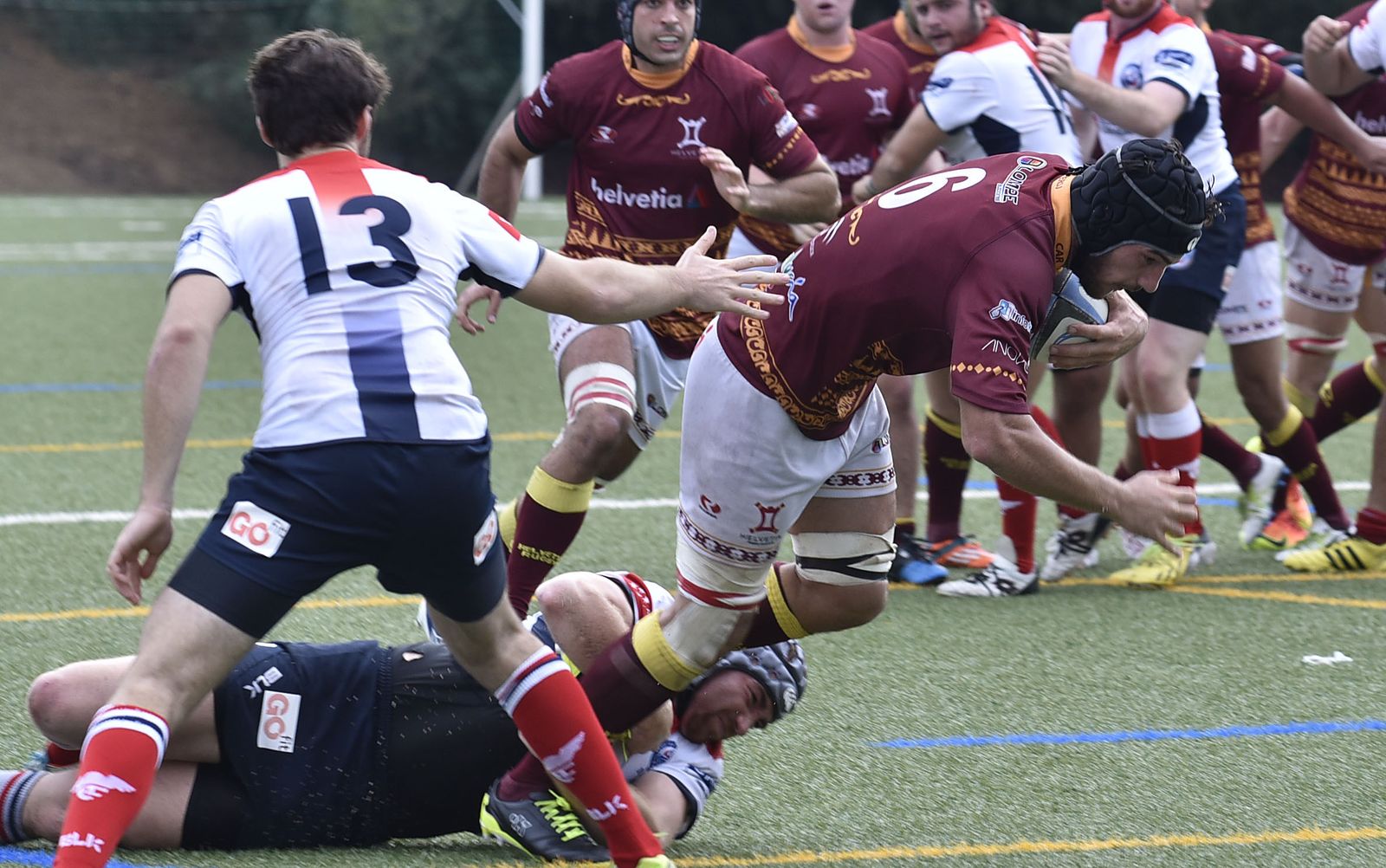 El jugador del Helvetia Rugby Quesada intenta evitar el placaje de un contrario.