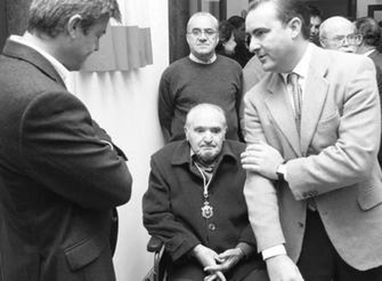 Paco Tornay, en el centro, el día que le pusieron su nombre al Archivo Histórico municipal.