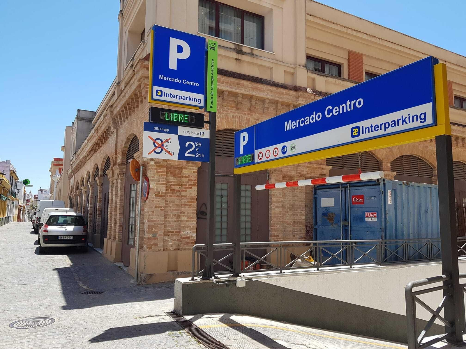 Entrada al parking del Mercado Central.