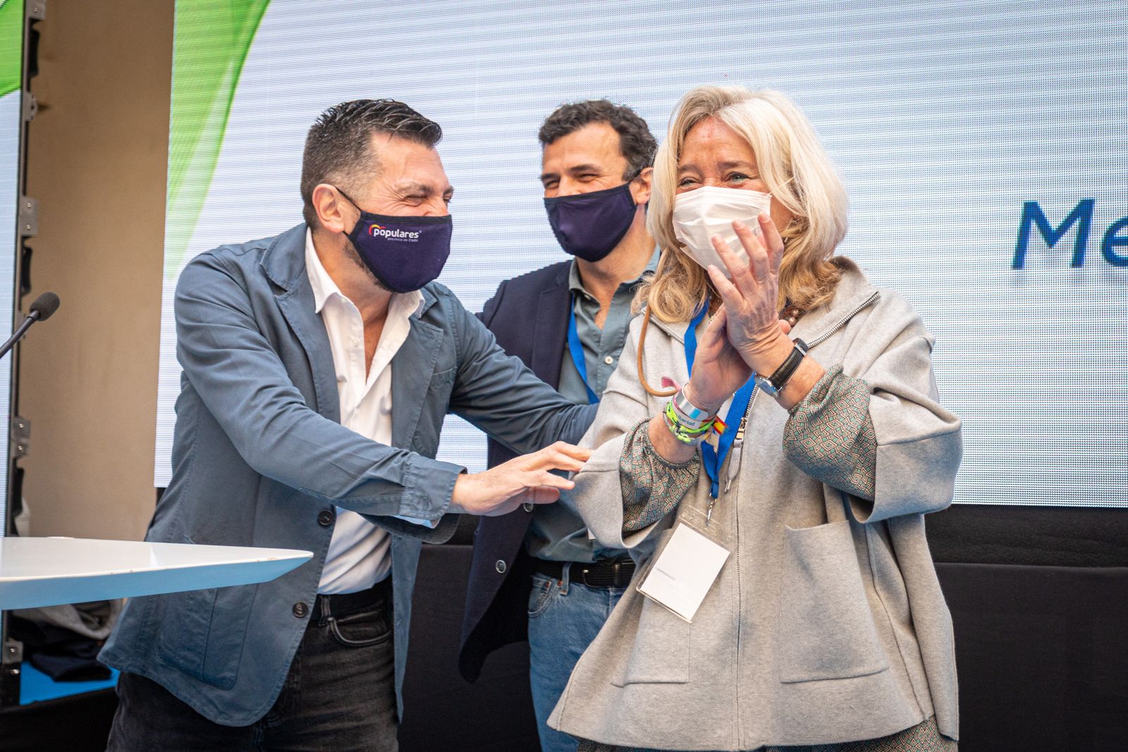 Toni Martín felicita a Mercedes Colombo, tras ser reelegida presidenta del PP local. Tras ellos, Bruno García.
