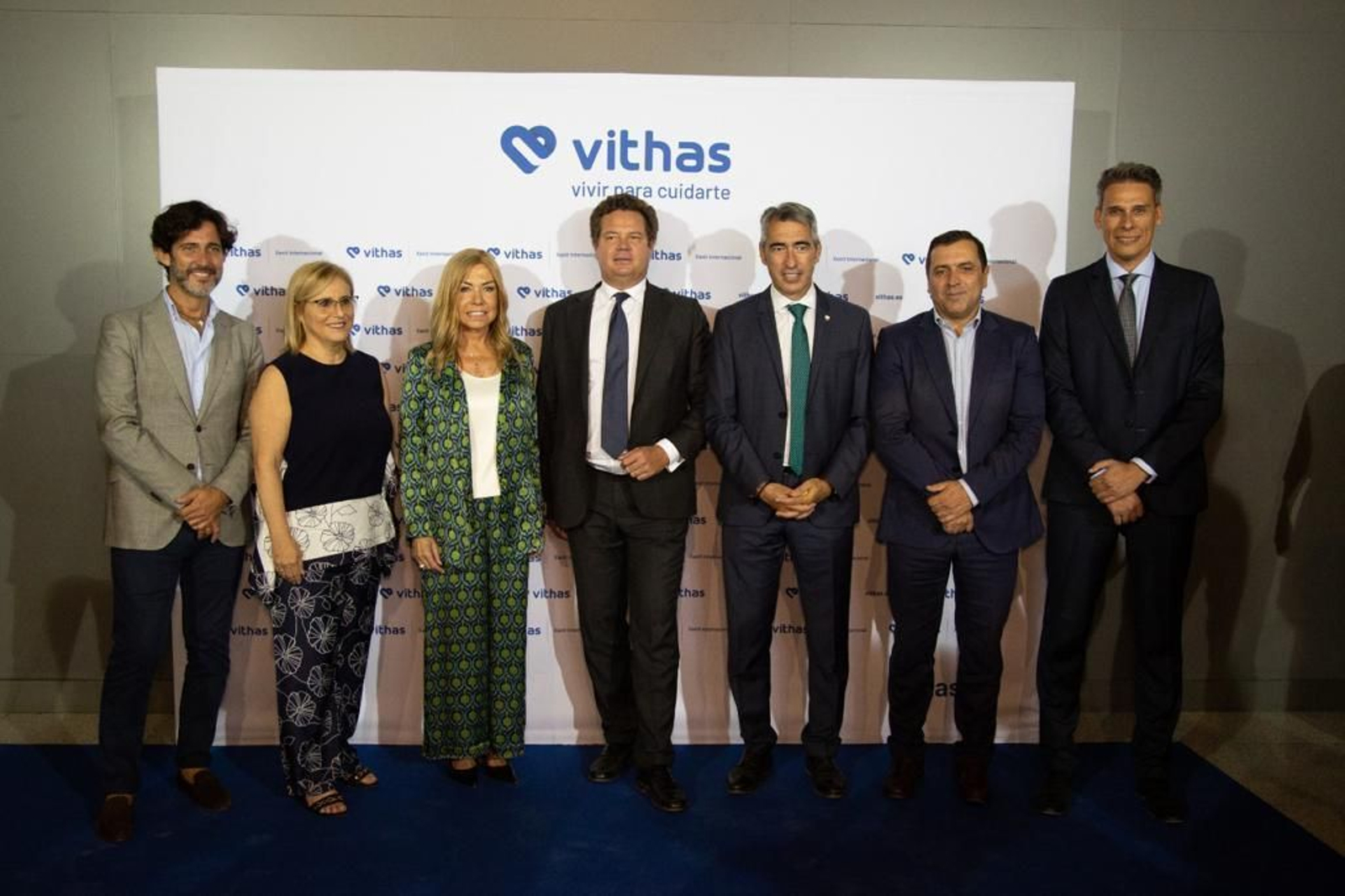 Mercedes Mengíbar, Jorge Gallardo y Victor Navas acompañados del resto de grupo Vithas