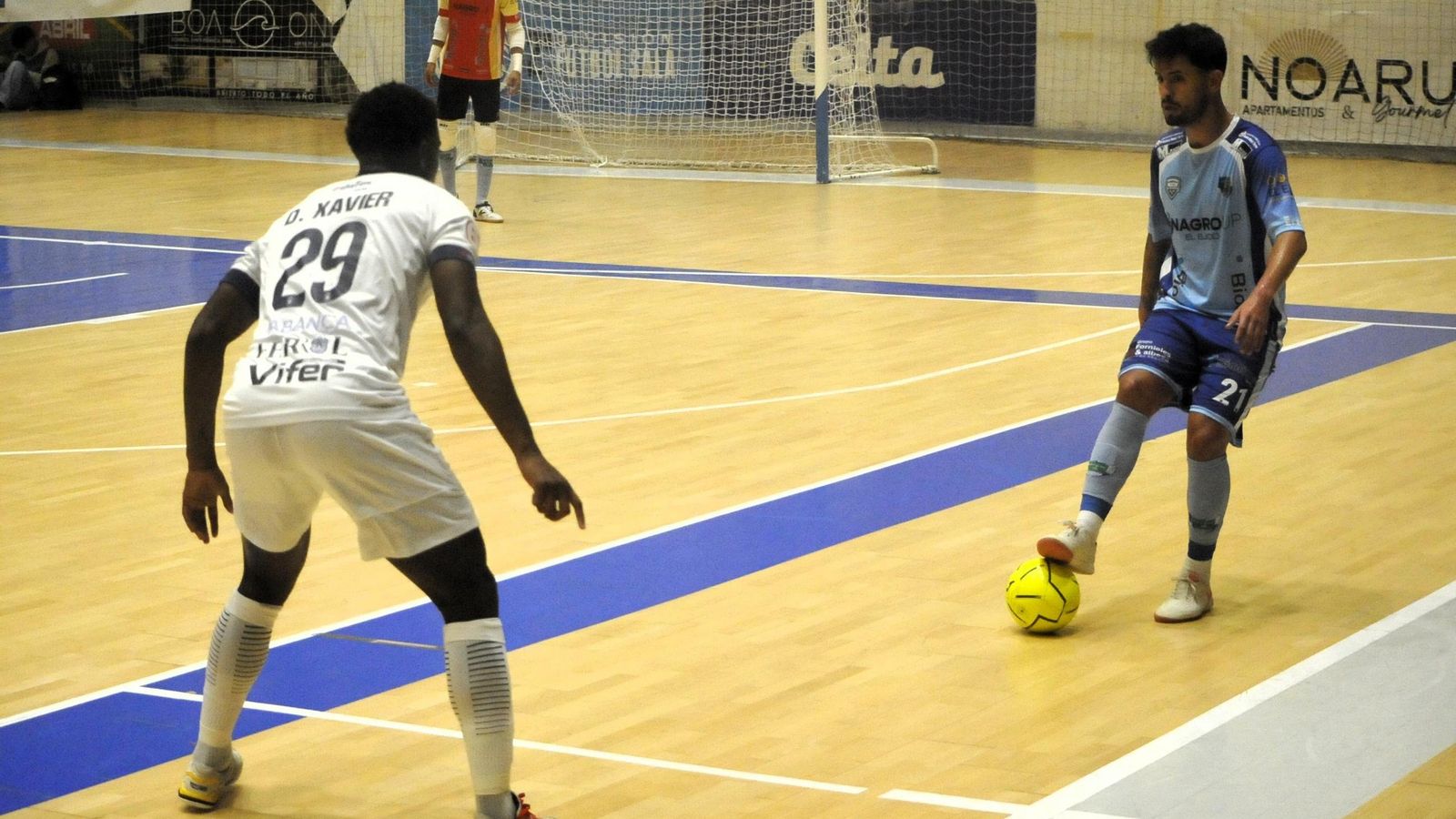 El celeste Beto encara a un rival durante el encuentro de ida disputado en tierras gallegas.