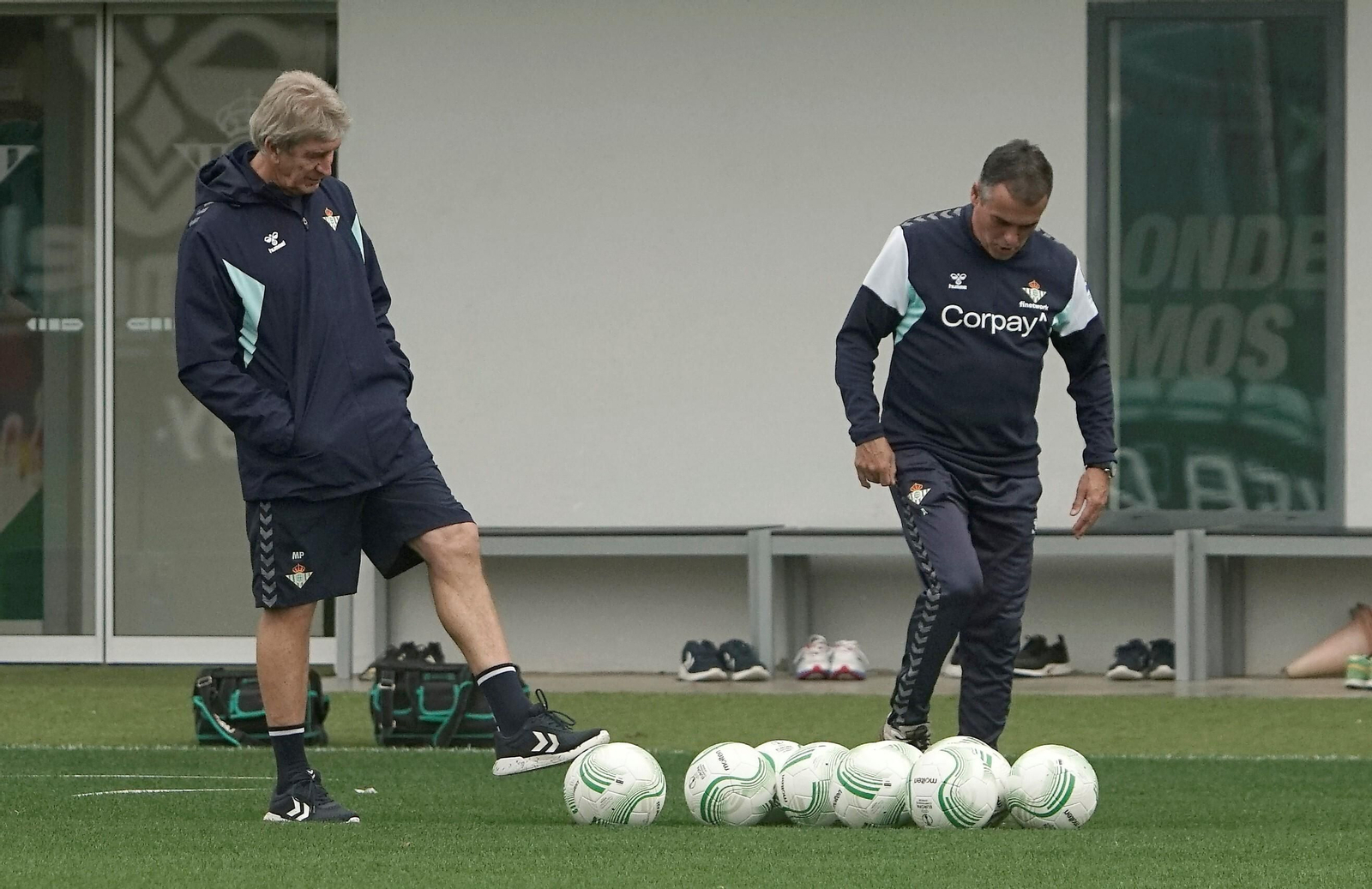 Manuel Pellegrini prueba el balón con el que los verdiblancos van a jugar en la Conference League, con unos colores distintos al de la Europa League.