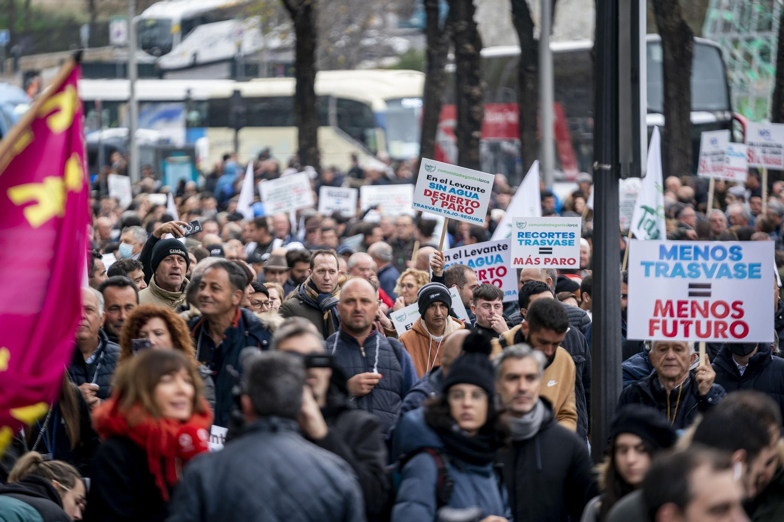 Vea en imágenes la concentración de los regantes ante el recorte del trasvase del Tajo-Segura