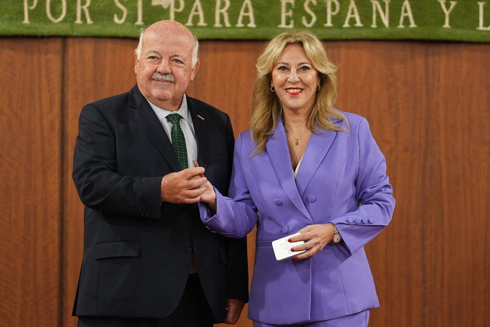 La consejera de Hacienda, Carolina España, entrega al presidente del Parlamento, Jesús Aguirre, el Presupuesto de 2025.
