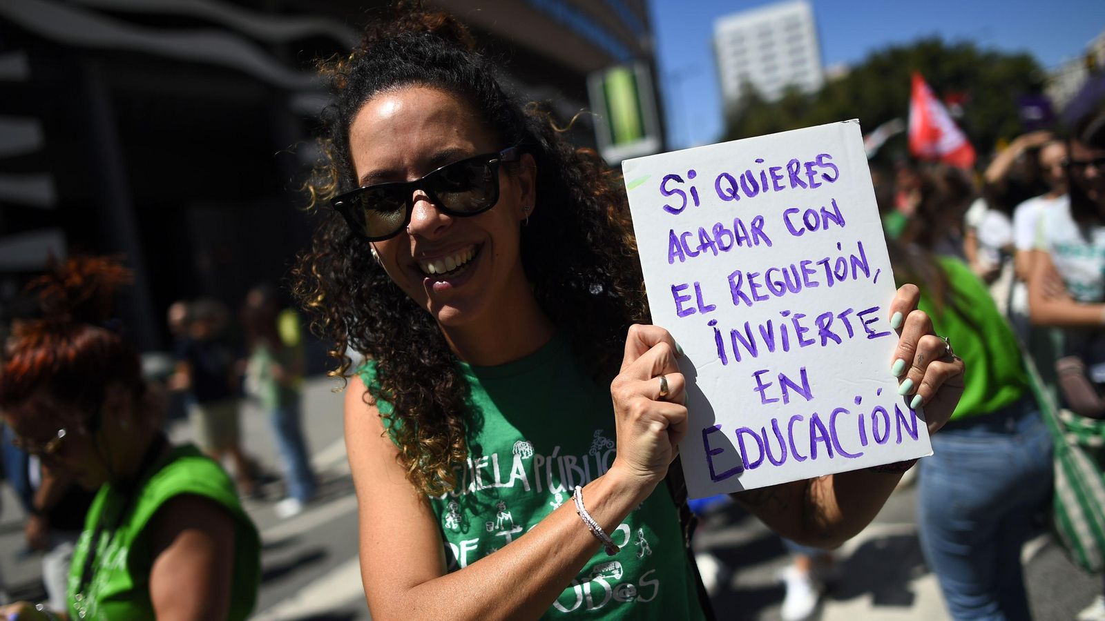 Una de las personas que ha participado en la huelga de enseñanza pública en Málaga.