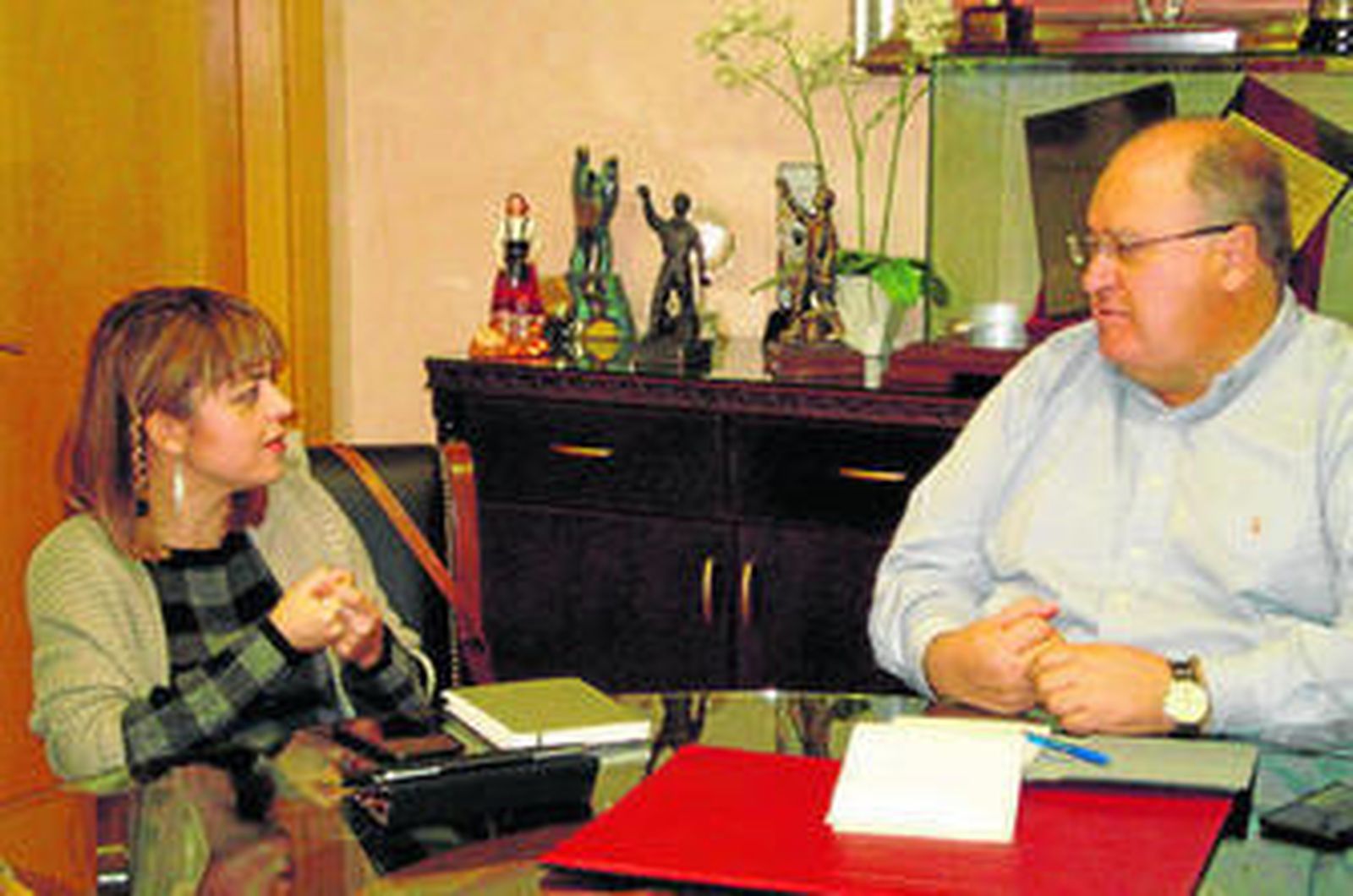 La diseñadora Patricia Rosales, reunida con Eugenio Gonzálvez.