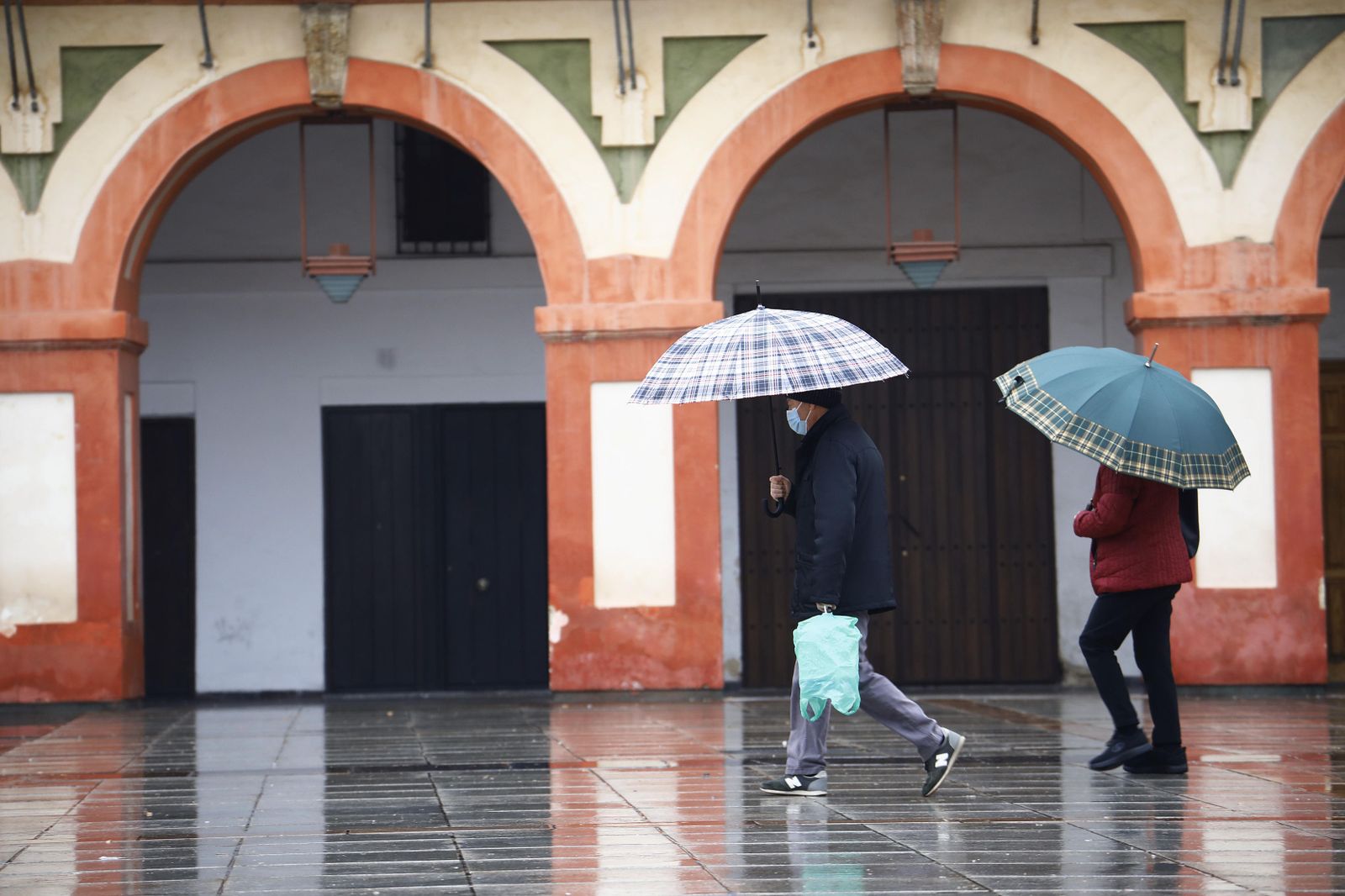 Fotografías: La lluvia protagoniza en Córdoba el inicio del cierre perimetral