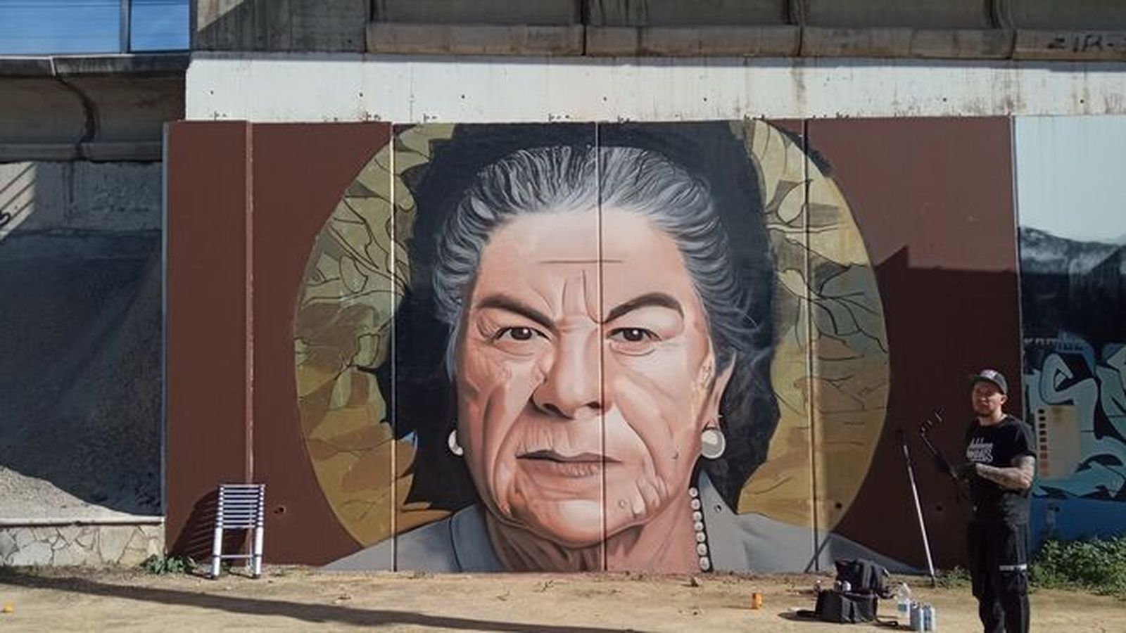 El artista, junto a la obra realizada sobre La Paquera.