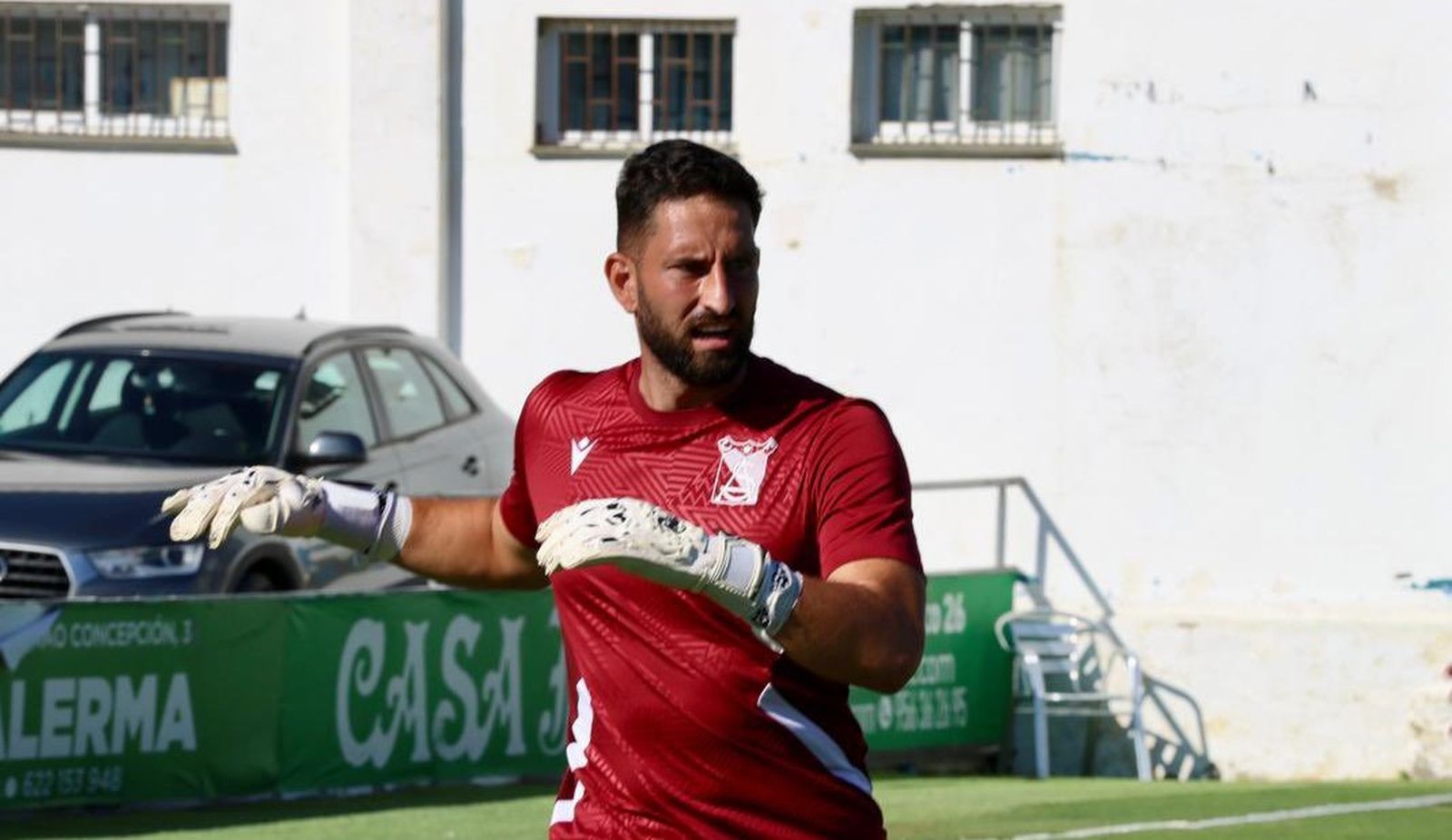 Samu Pérez realiza el calentamiento en la previa de un partido.