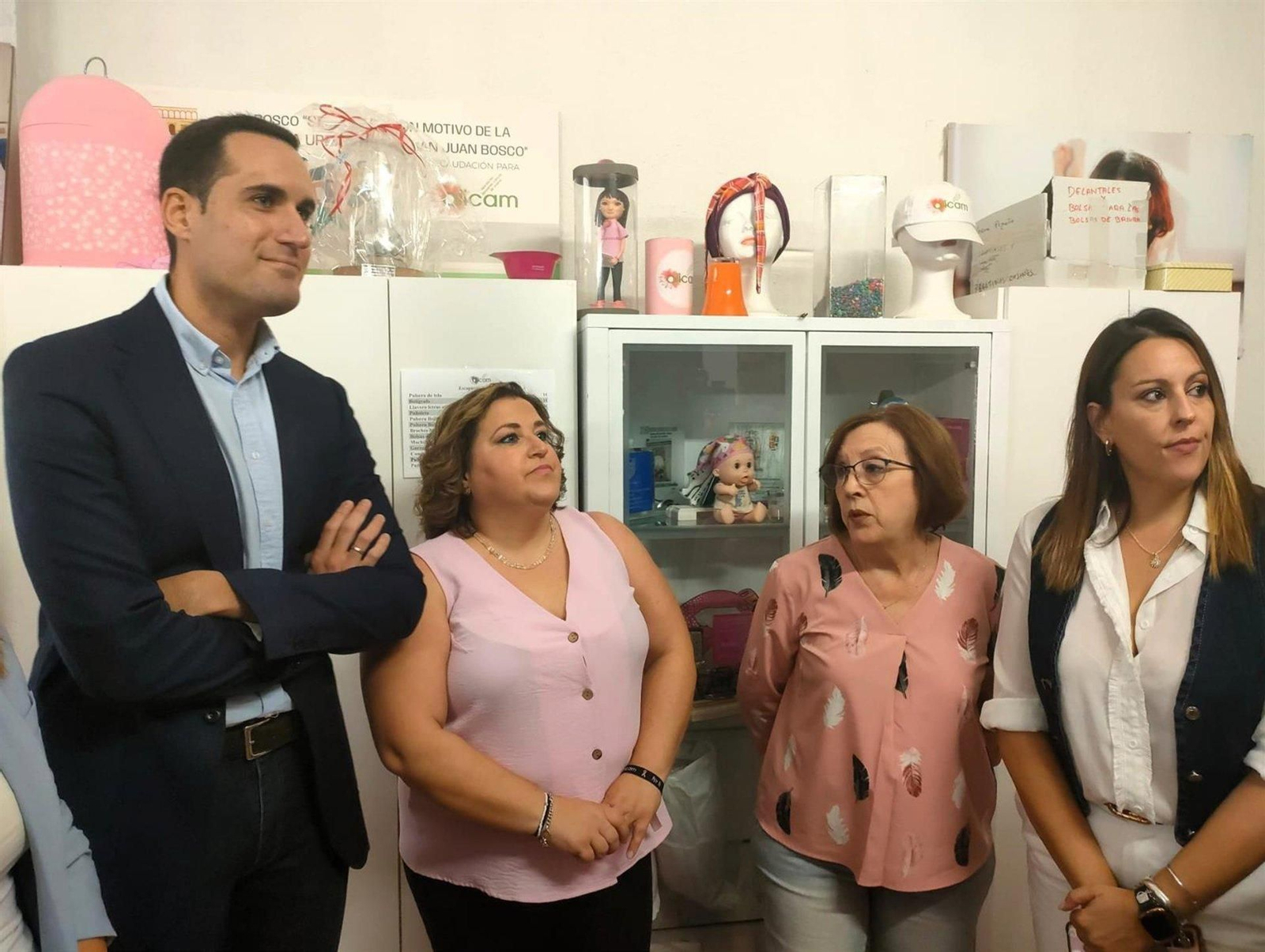 Gema Liébana y Rosa Huete, de Ajicam, junto a responsables del PSOE de Jaén.