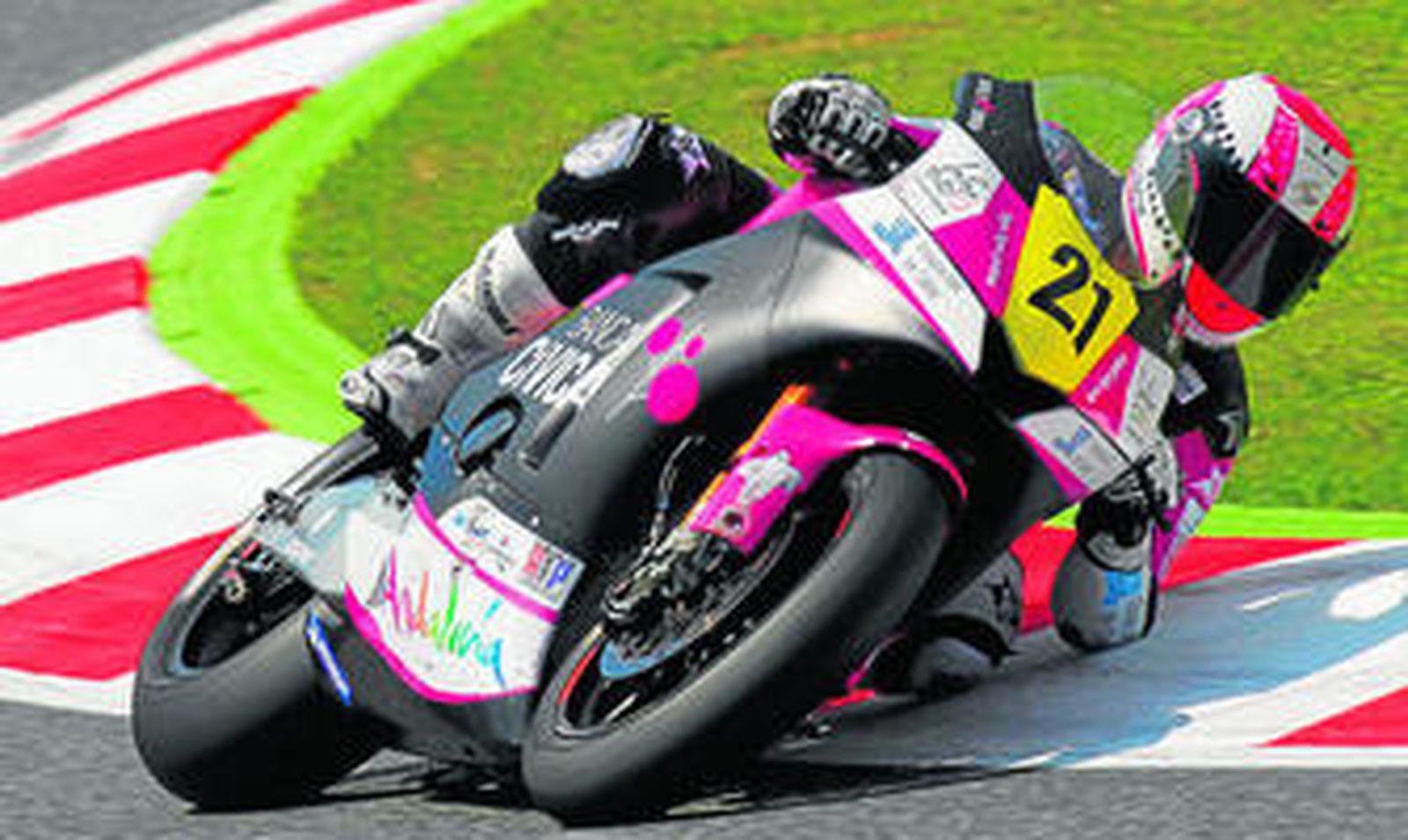 Iván Moreno toma una curva durante los entrenamientos oficiales de Moto2 celebrados en Montmeló.