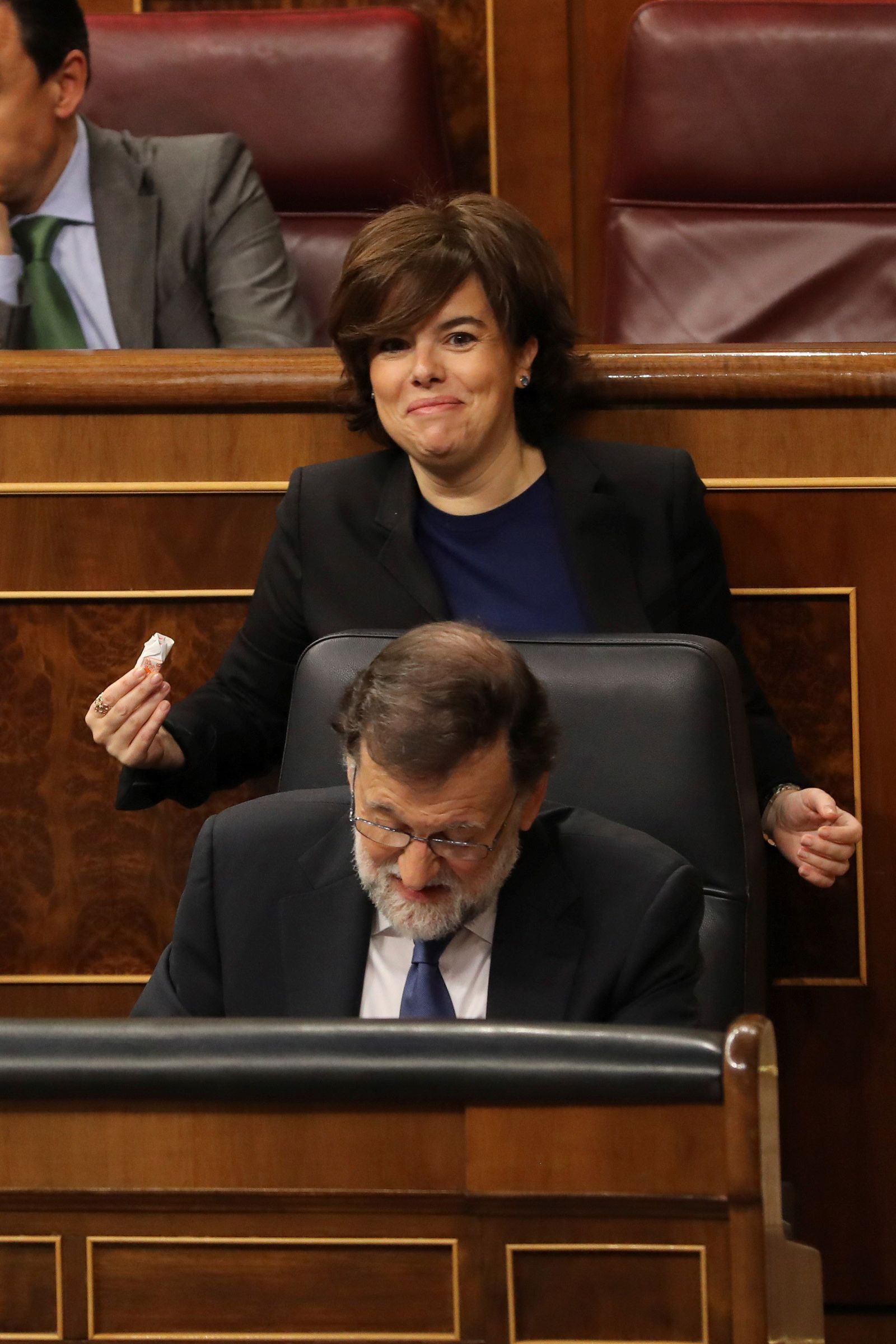 Soraya Sáenz de Santamaría y Mariano Rajoy, ayer en el pleno del Congreso.