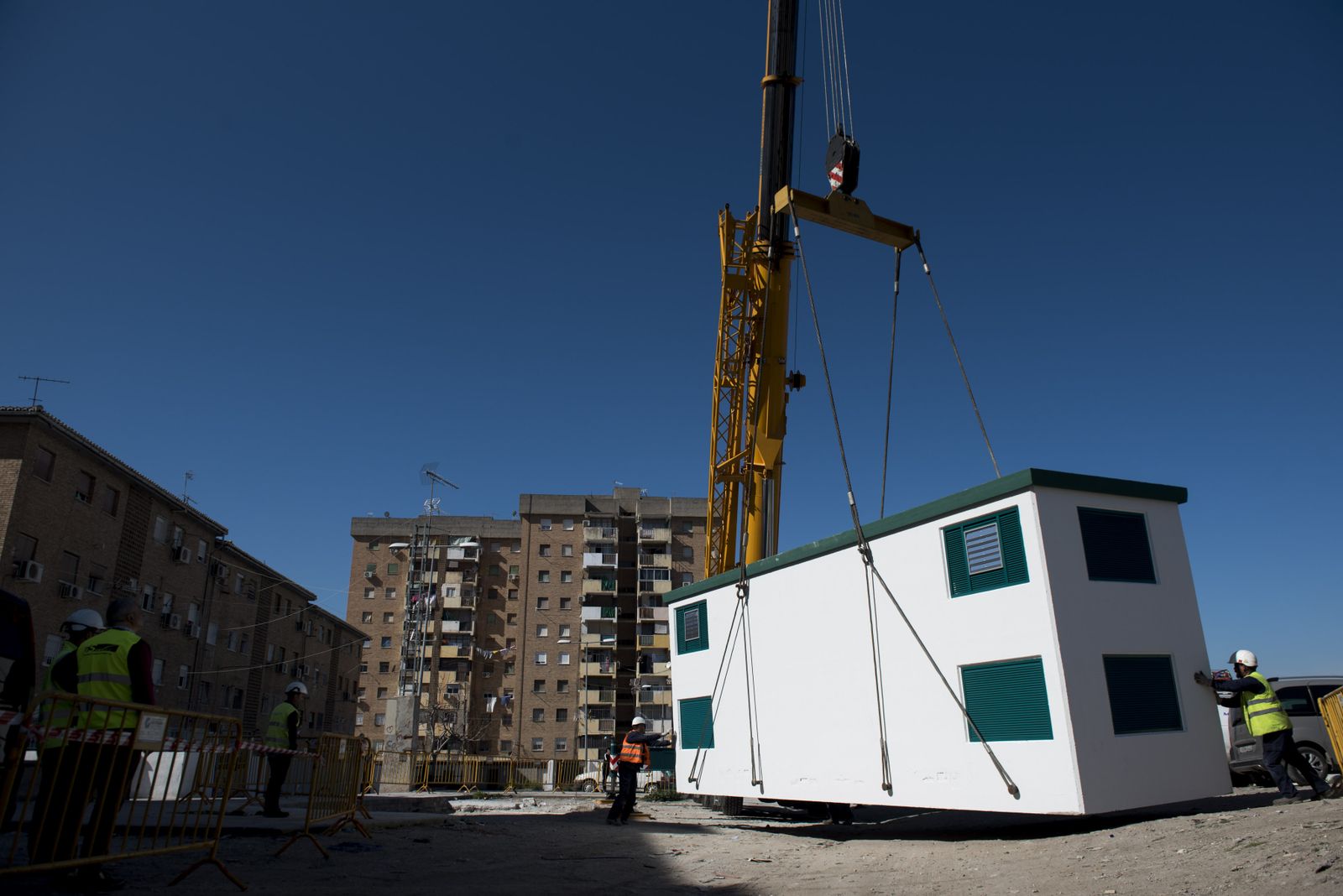 Las imágenes de la instalación del nuevo transformador de la zona Norte de Granada