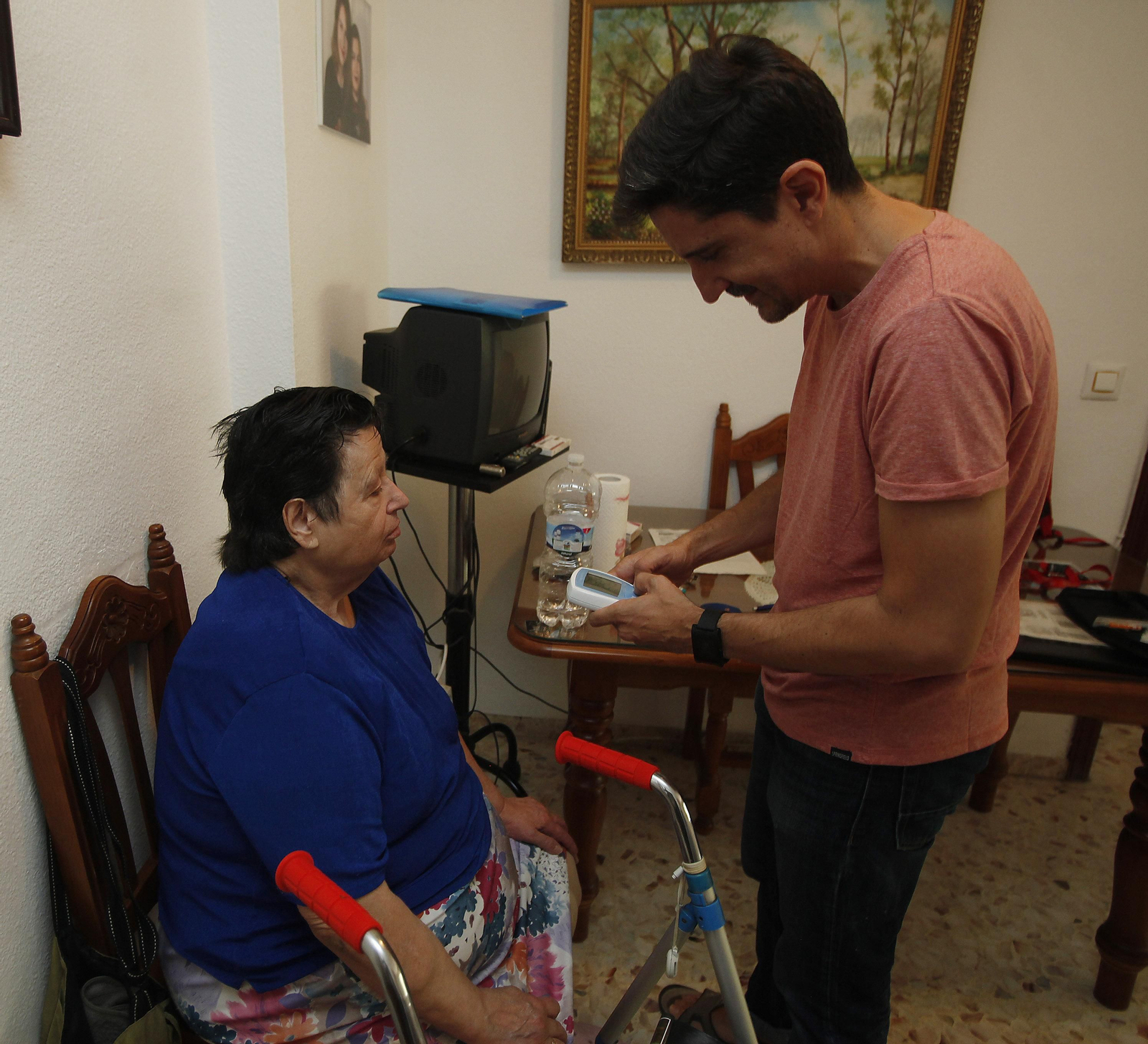Carmelo atiende a Felisa en su casa.