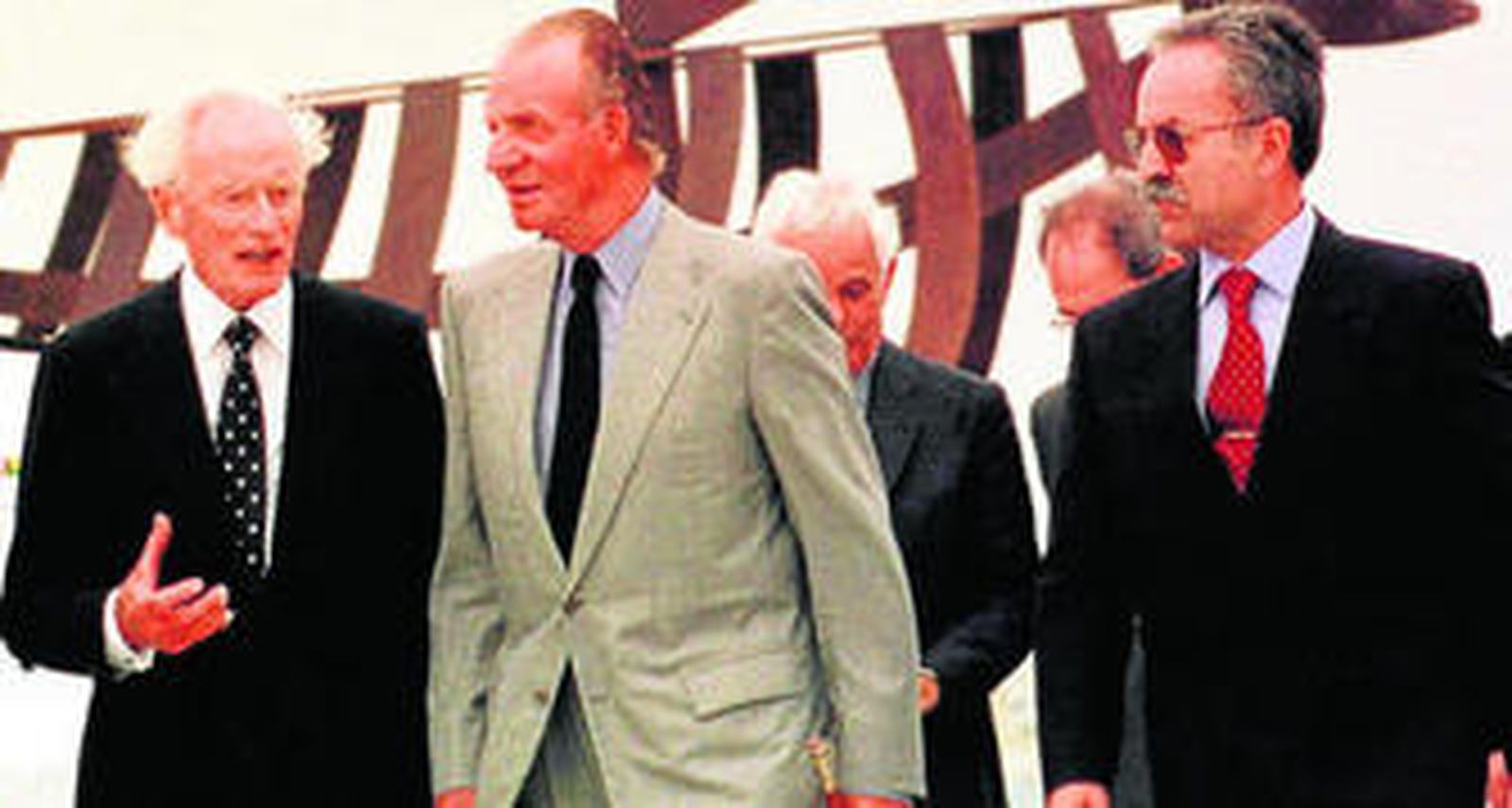 Maersk Mc-Kinney Möller, con el rey Juan Carlos y Manuel Morón, en Algeciras en julio de 2000.