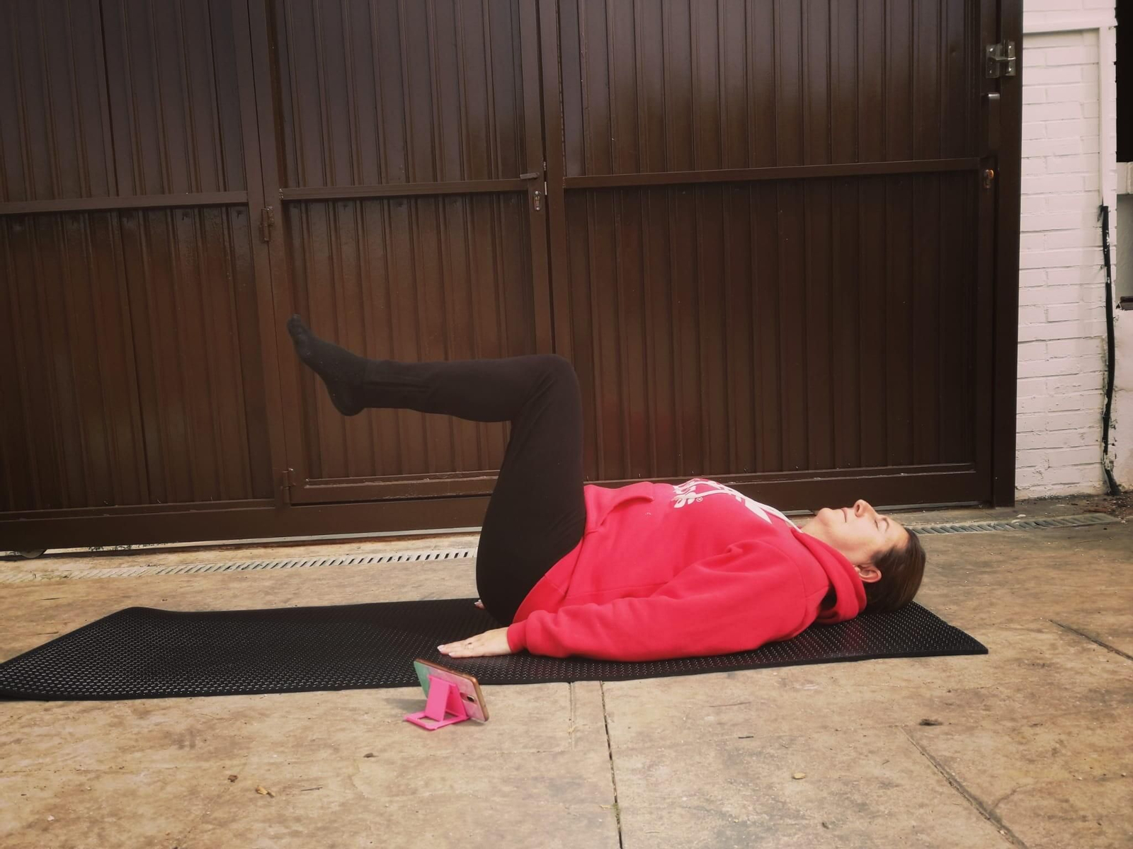 Una vecina de Otura hace uno de los ejercicios que les envían por Whatsapp.