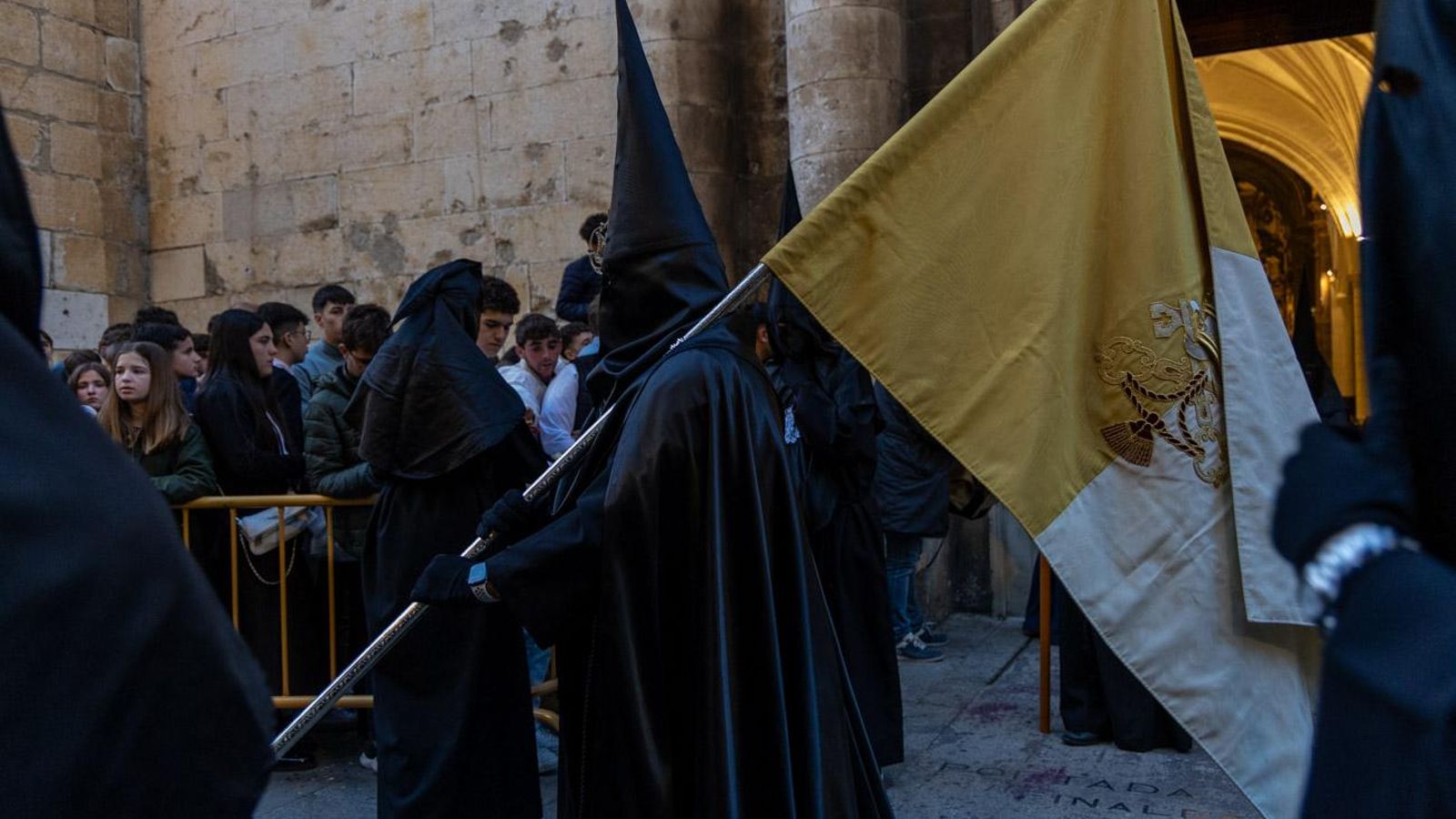 Luto y duelo en la noche del Viernes Santo, en imágenes