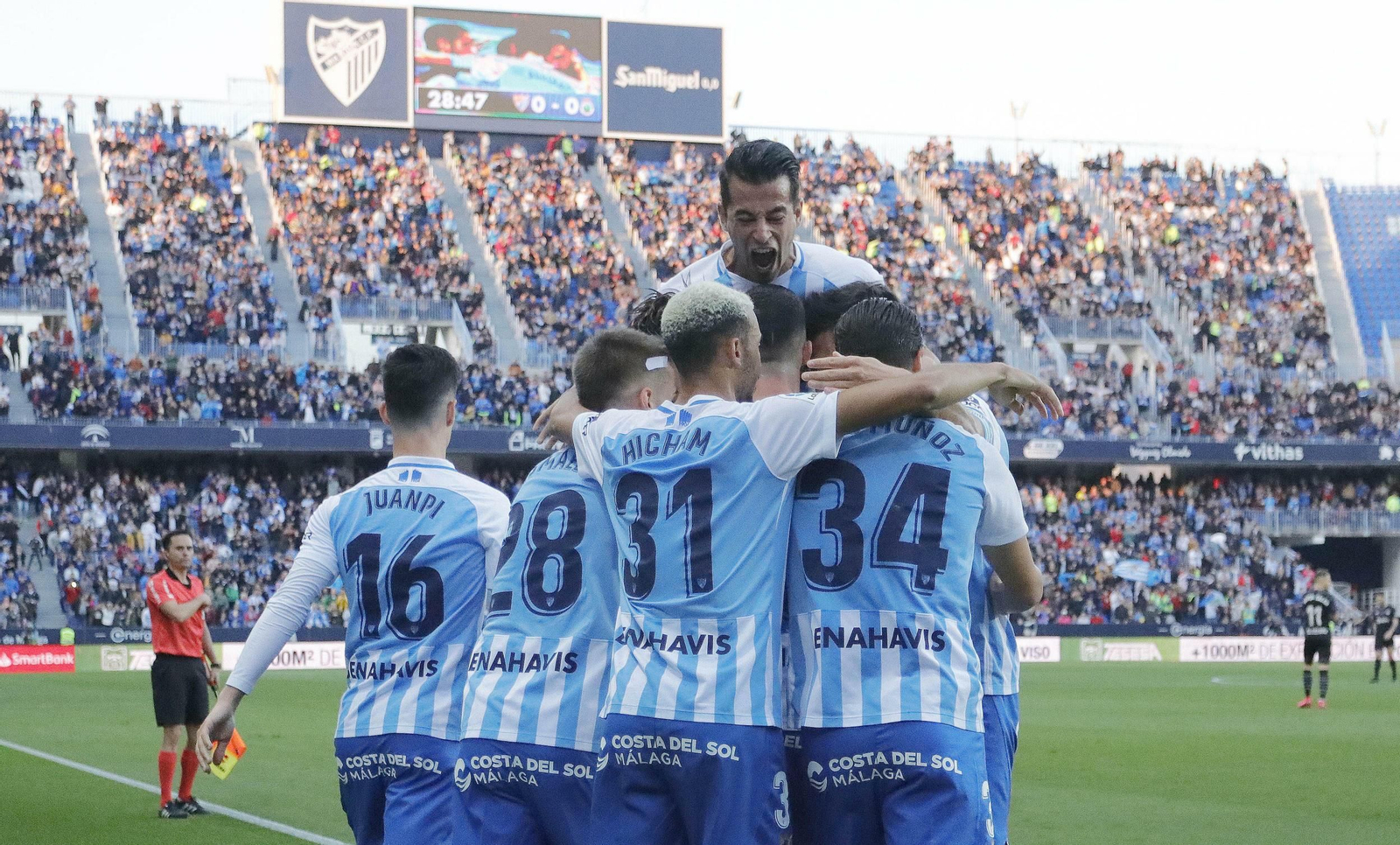 Los jugadores celebran un gol al Racing.