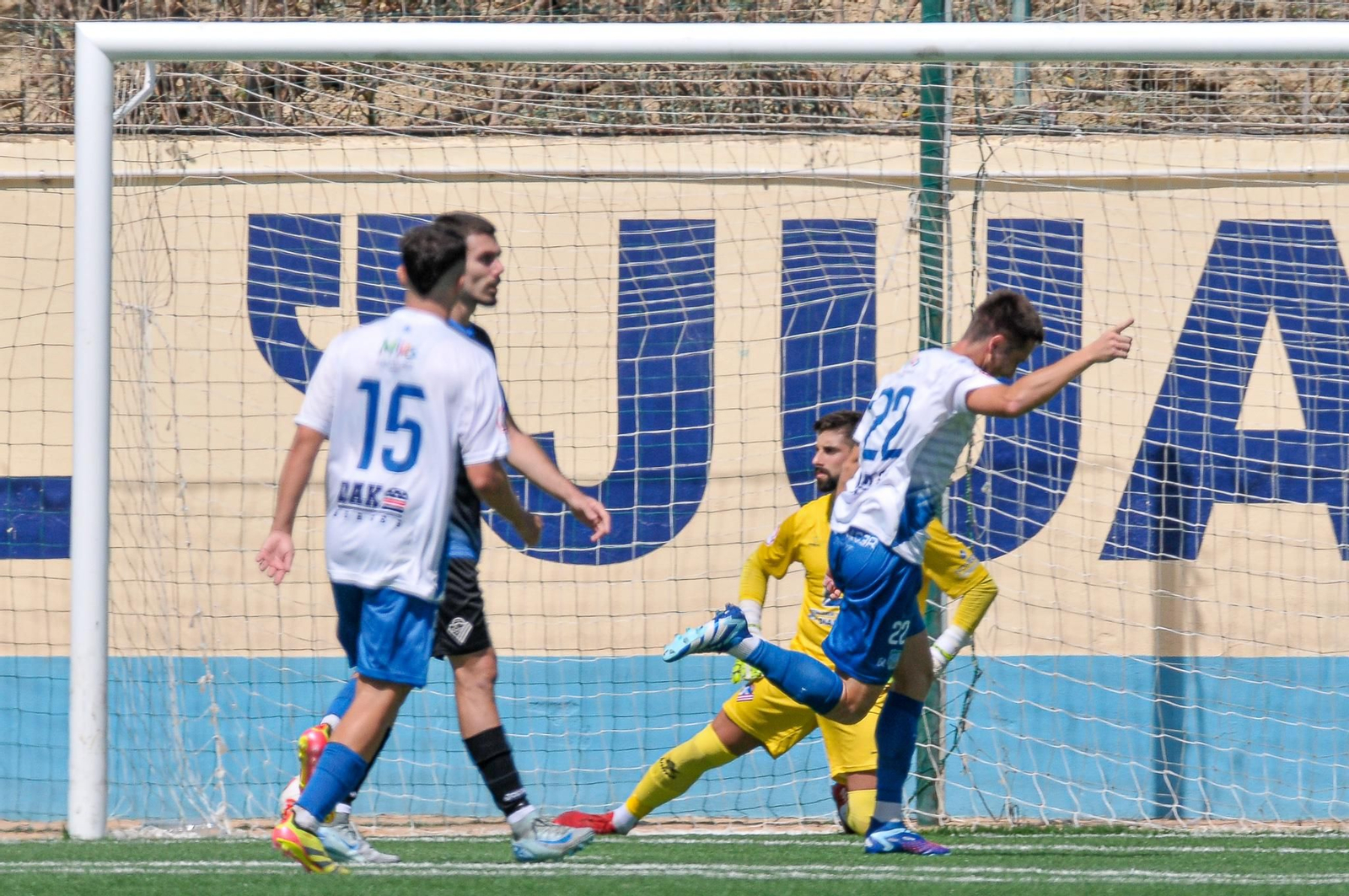 Antonio Caballero corre hacia la esquina mientras celebra su tanto con el que le dio la victoria a los mijeños.