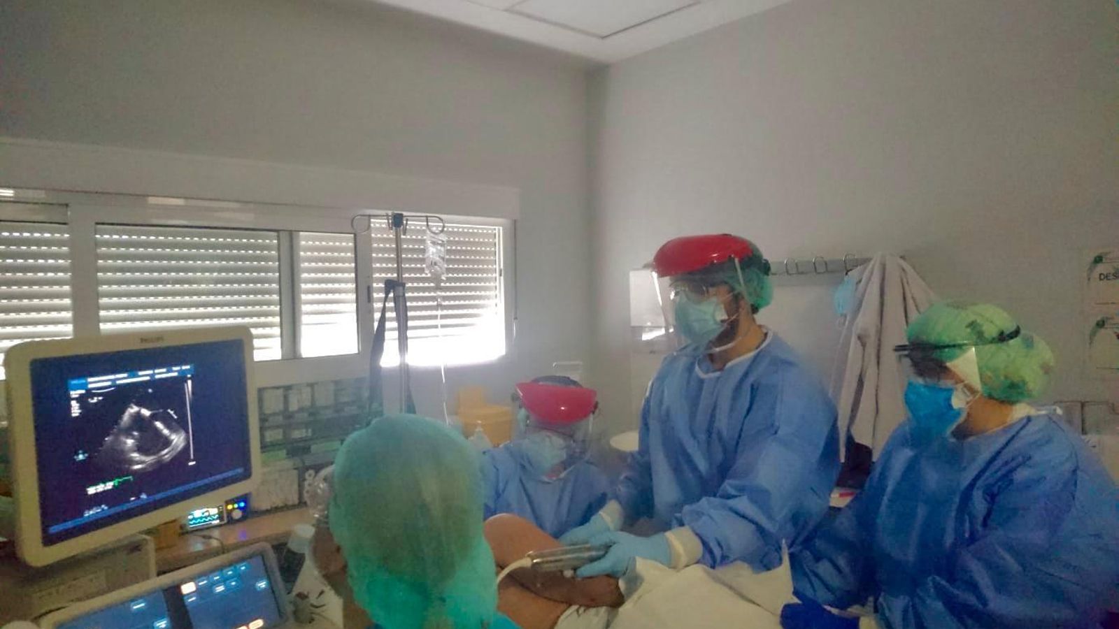 El equipo de Cardiología del Hospital Macarena realiza una ecografía a un paciente.