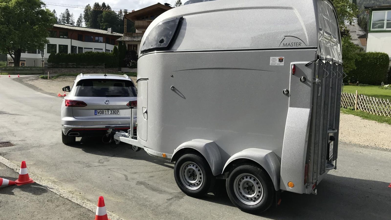 Un vehículo porta un remolque