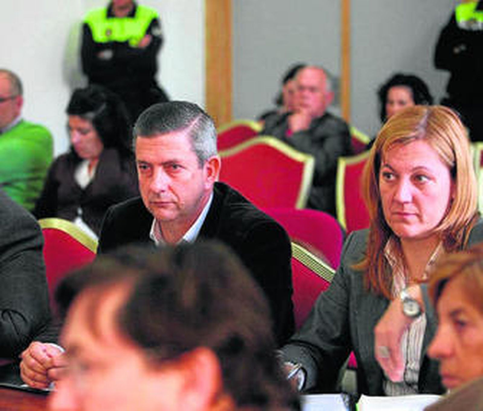 Rosa Macías junto a Manuel Melero (PA), en el último pleno del pasado jueves.