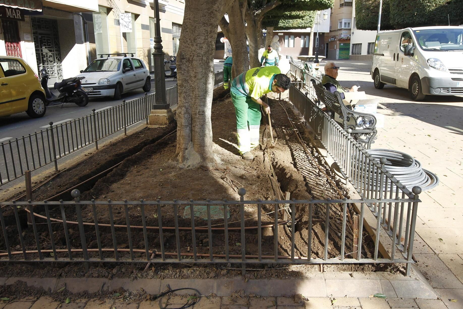 La intervención, que ya ha comenzado, pretende destacar la escultura sobre el conjunto de la plaza Virgen del Mar.