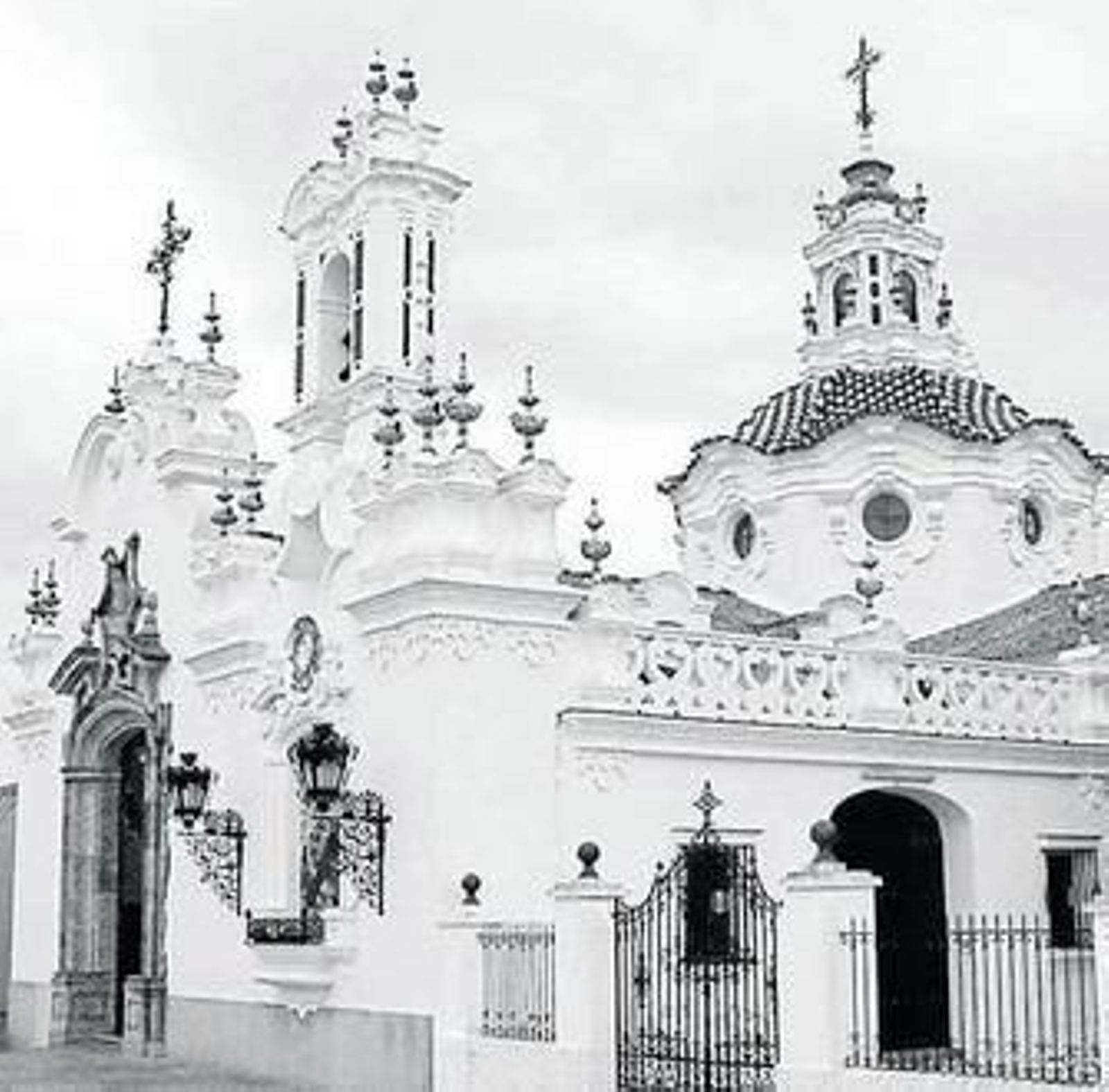 La ermita del Santo de Valverde del Camino, en una imagen de archivo. A la derecha, un momento del traslado del Señor a la iglesia parroquial.