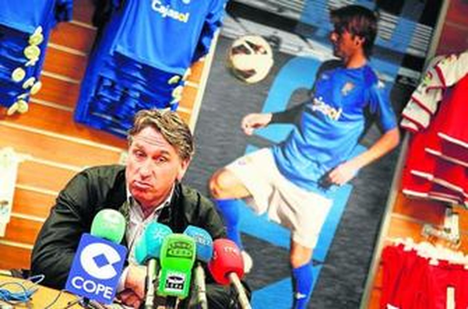 Esteban Vigo, entrenador azulino, en un momento de su rueda de prensa ayer en la nueva tienda del Xerez Deportivo.