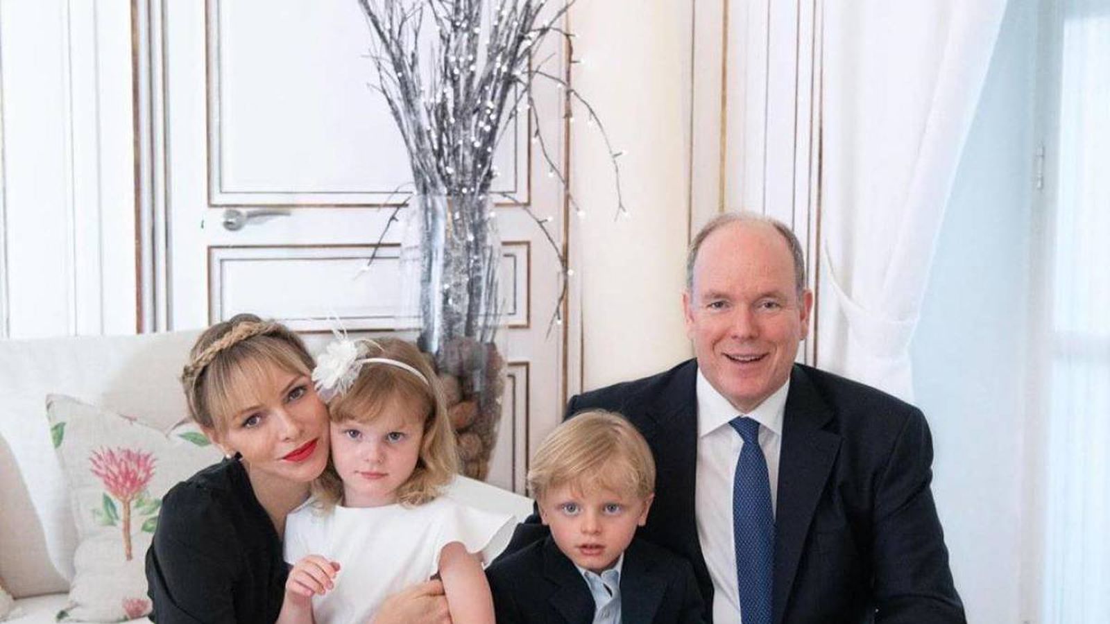 La princesa Charlene, con su marido, Alberto de Mónaco, y sus hijos en una felicitación navideña.