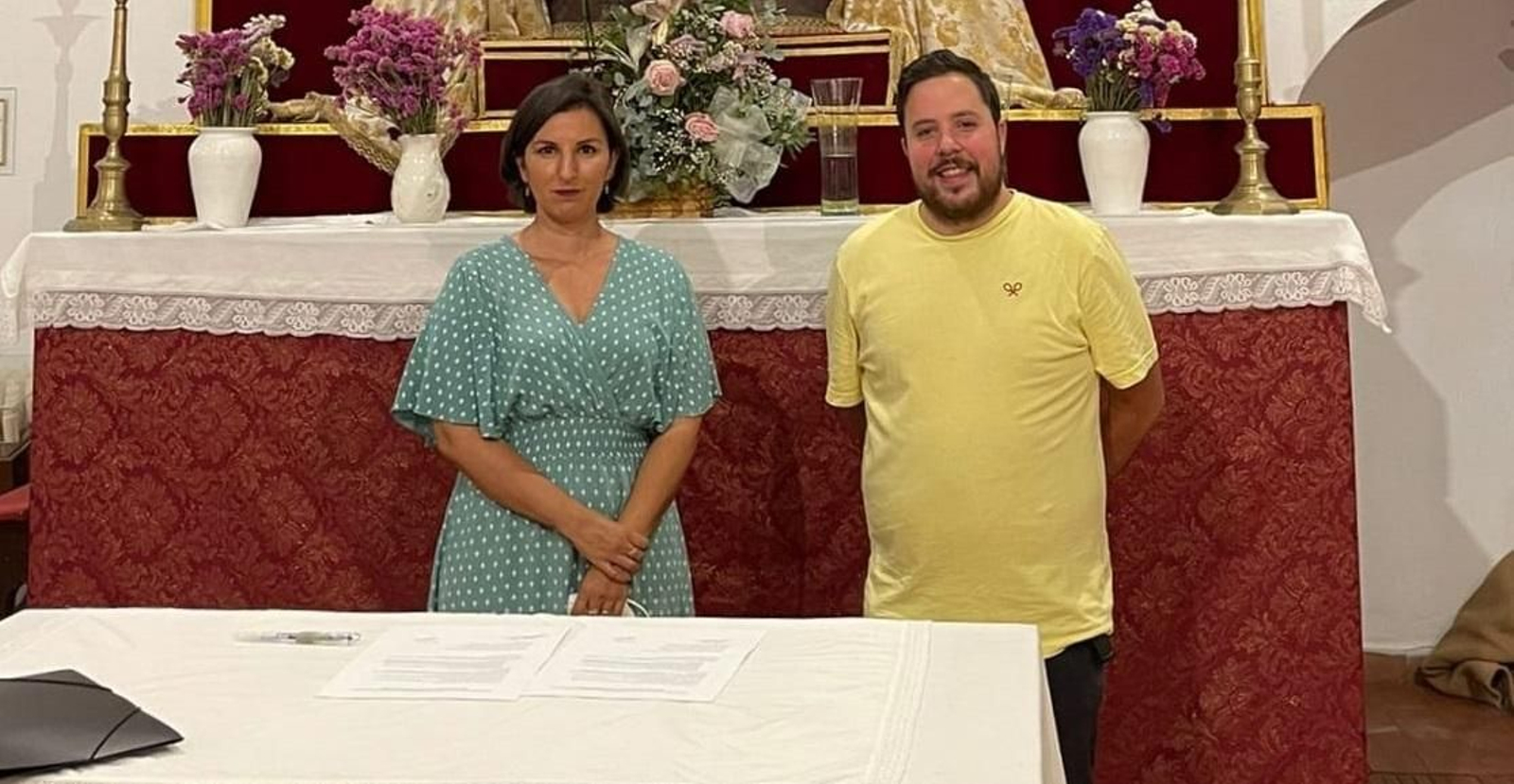 Rafael Cano, hermano mayor de la Salud, posa junto a la cartelista sevillana Sheila Criado.