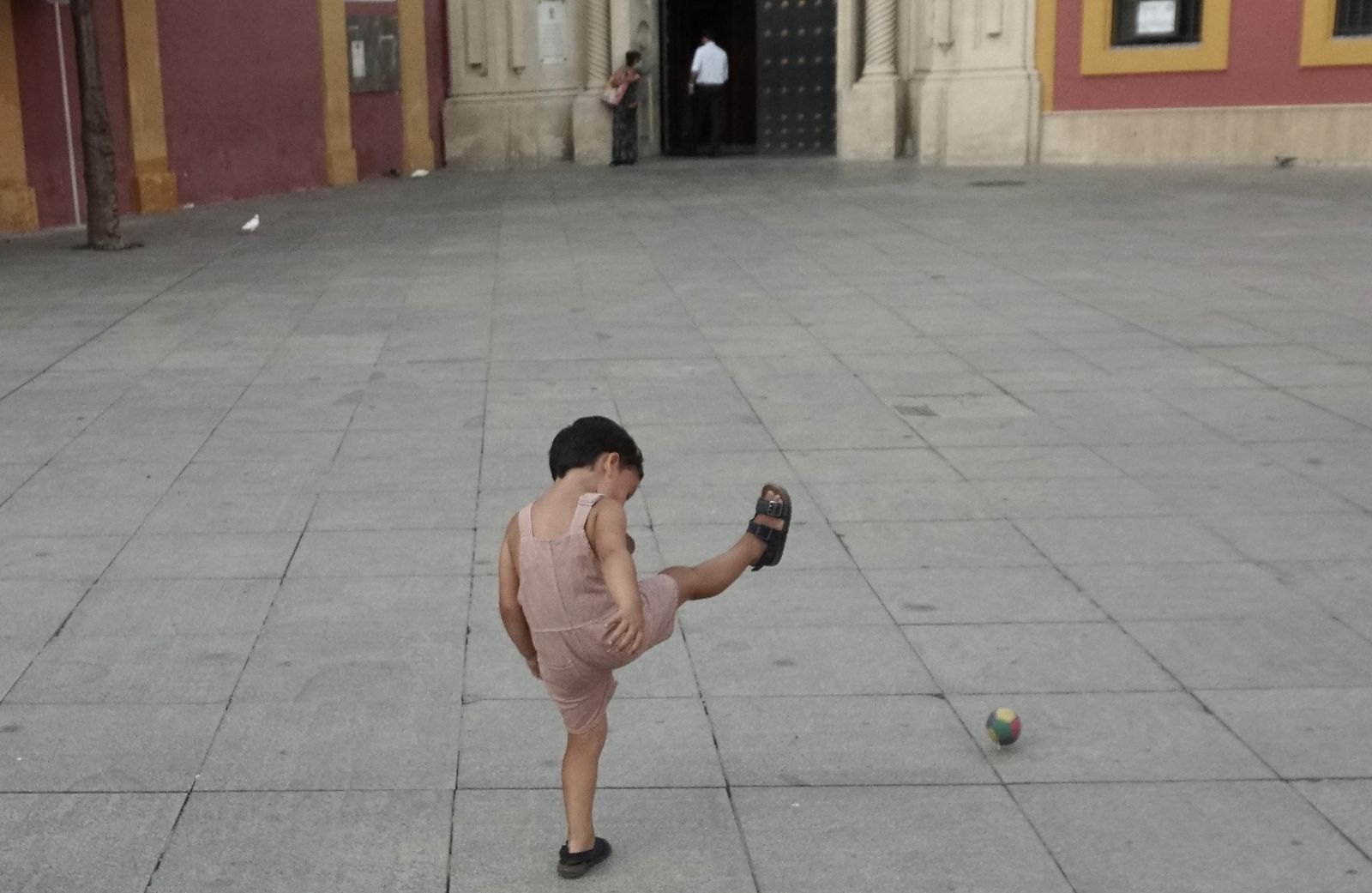 Un niño juega en la plaza de San Lorenzo