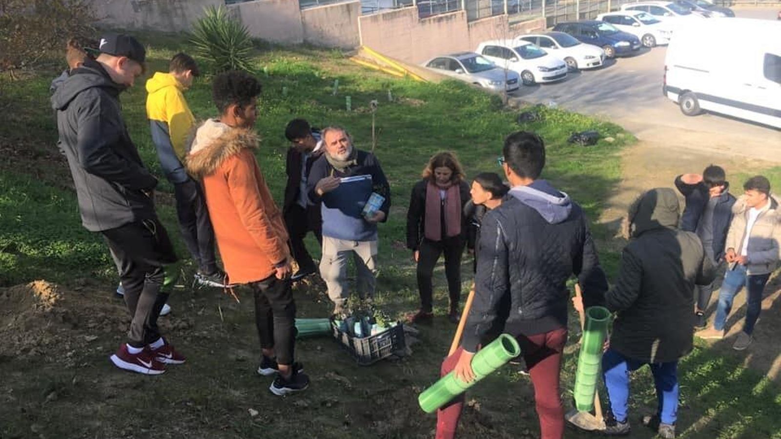 En el Arboreto del IES Sotero Hernández, Antonio José Martínez Villarejo y Ana María Avilés con alumnos en plena plantación..