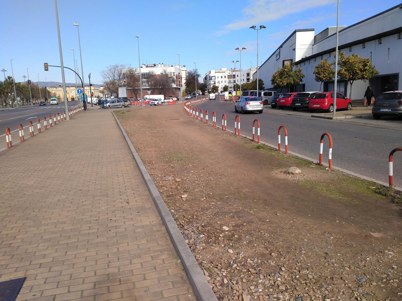 Mediana y acerado entre el Balcón del Guadalquivir y el Centro Comercial El Arcángel.