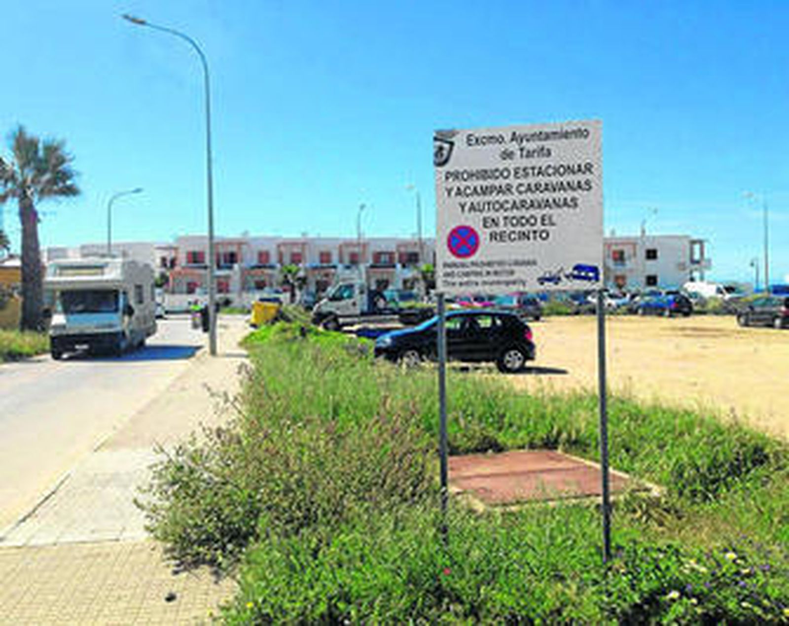 Cartel del Ayuntamiento de Tarifa que indica la prohibición del estacionamiento y acampada de caravanas.