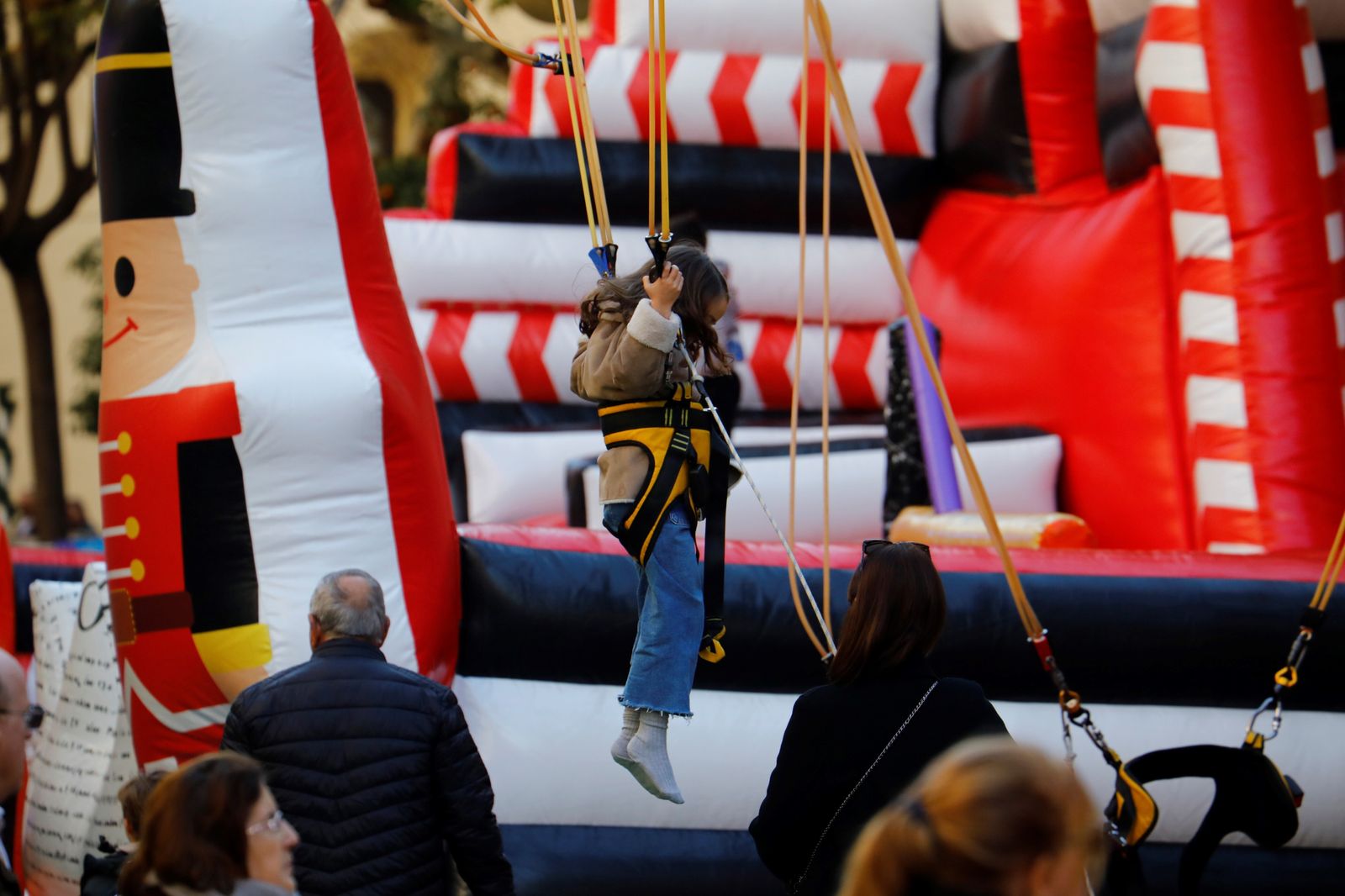 El gran ambiente en las calles de Córdoba en la previa de la Nochevieja, en fotografías