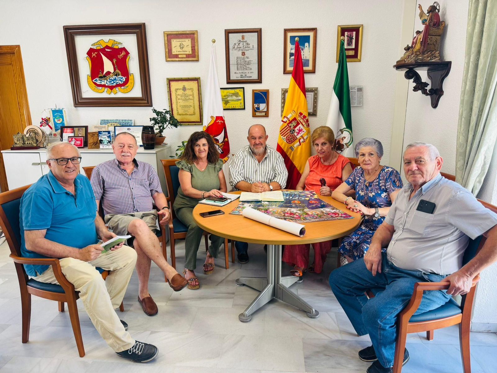 Reunión entre el regidor y responsables de la asociación.